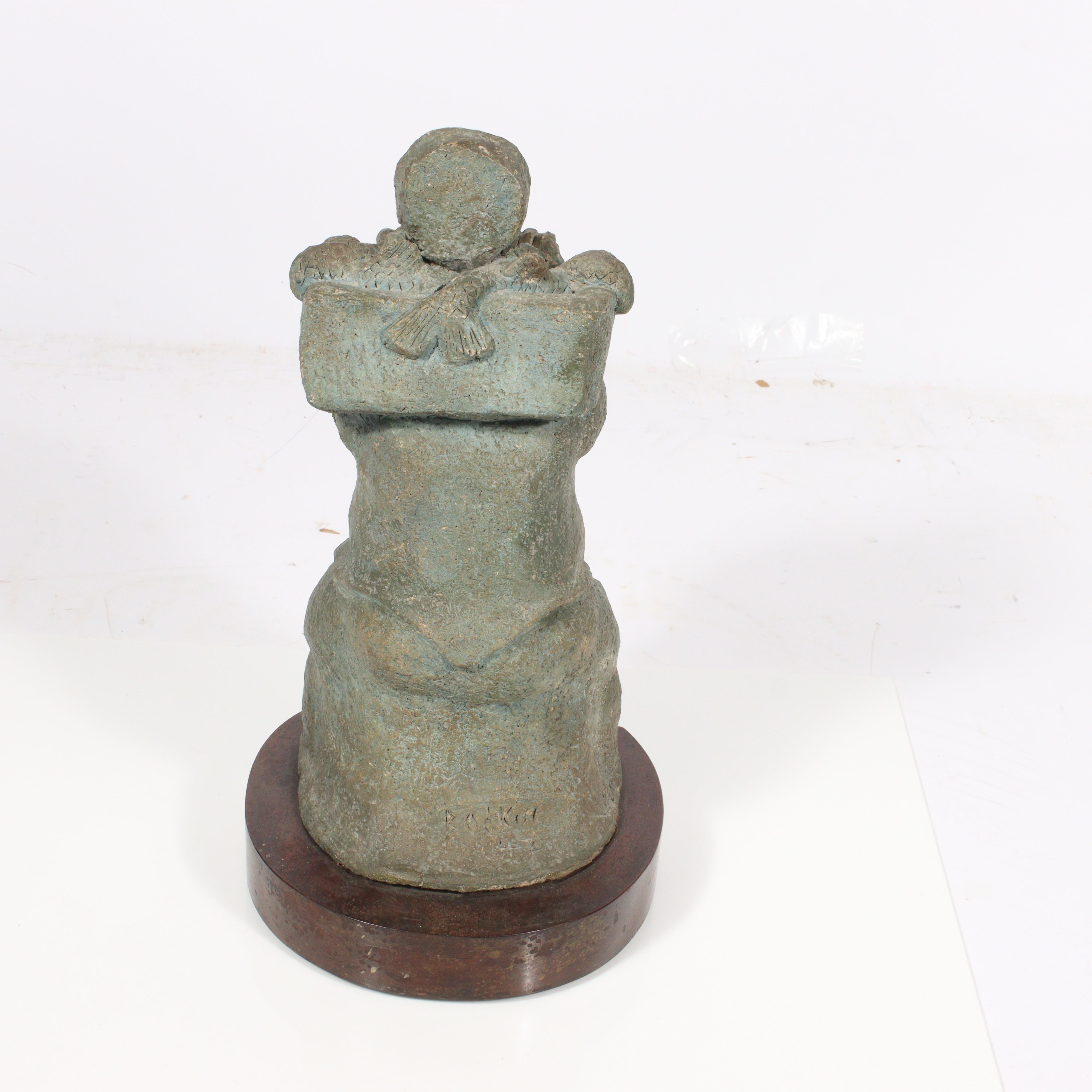 Fischhändler – Sculpture von Sally Grosz Bodkin