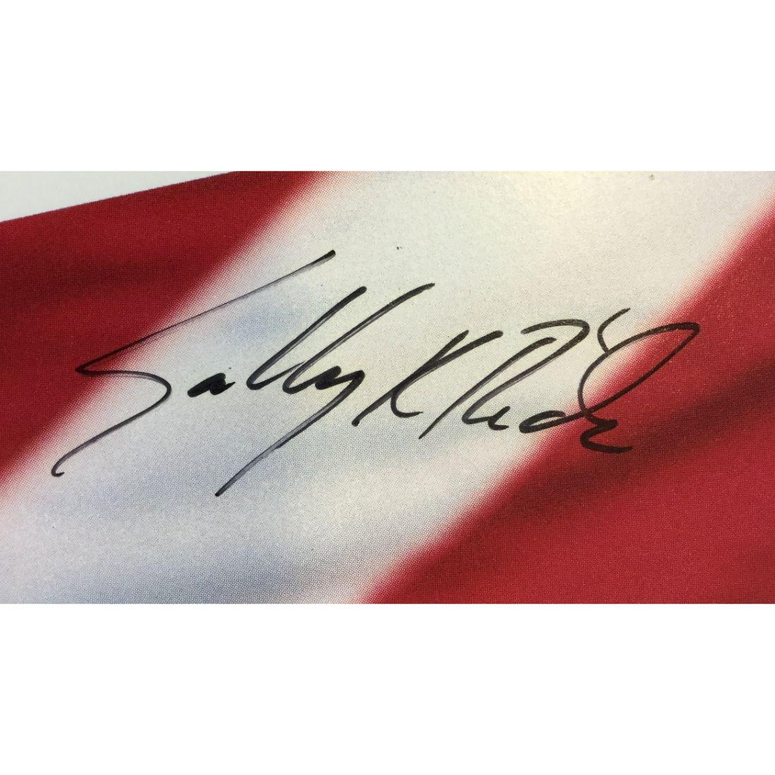 Sally Ride NASA signiertes Foto

Offizielles, signiertes Farbfoto (8 x 10 Zoll) der NASA von Sally Ride (1951-2012) - der ersten US-Frau im Weltraum und der dritten insgesamt.

Ride ist in ihrer NASA-Uniform mit einem STS-7-Aufnäher auf ihrem Hemd