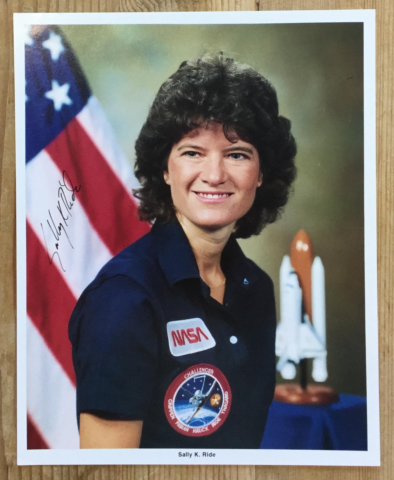 Sally Ride Nasa, signiertes Foto – 1ste US-Frau im Weltraum (20. Jahrhundert) im Angebot