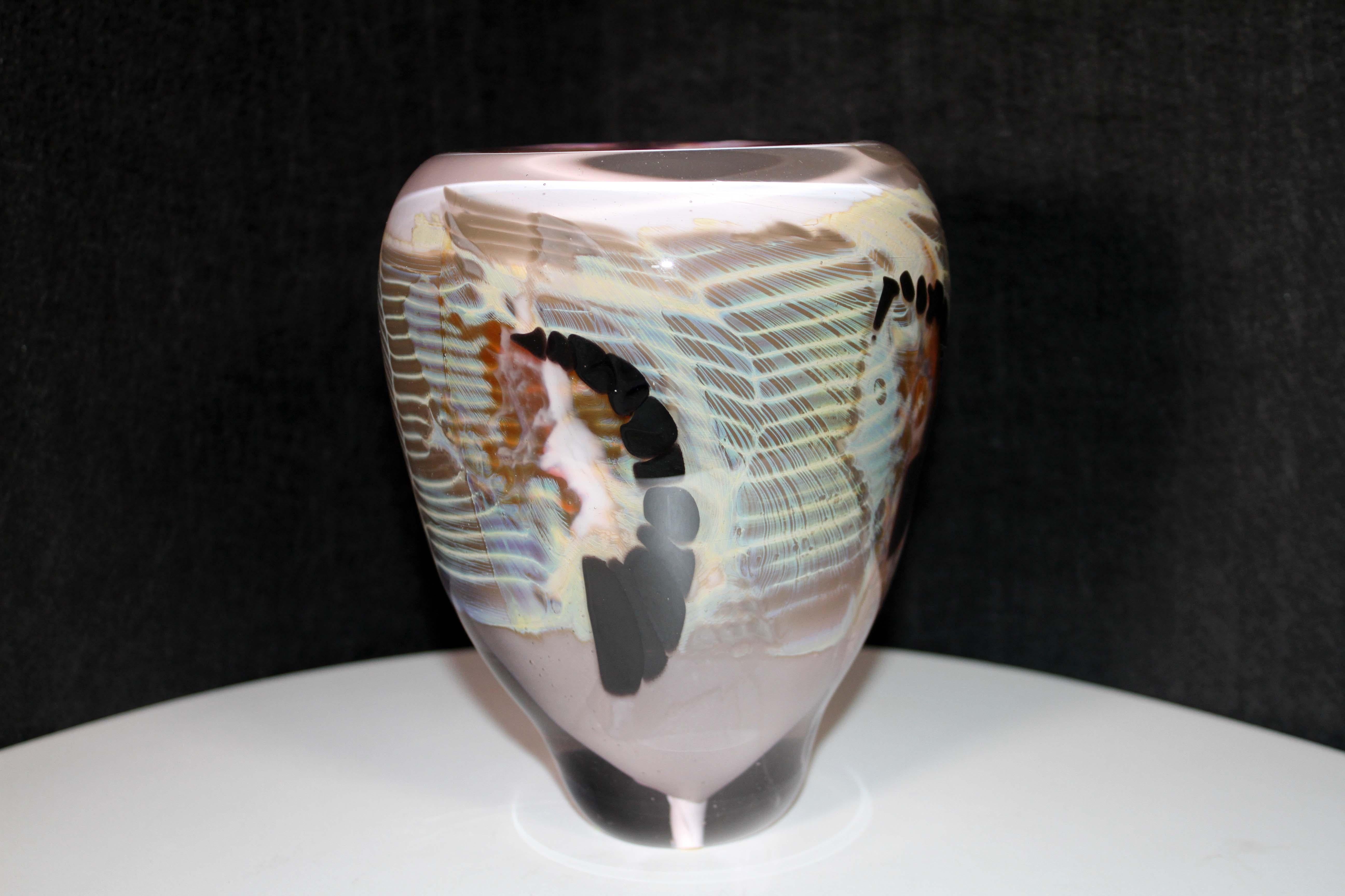 Un bel ensemble de verres d'art soufflés à la main par l'artiste du Michigan Sally Rogers. Cet ensemble comprend un vase et un ensemble de 3 sculptures. Des tons de rouge terreux et de mauve sont mélangés à des formes noires austères. Une