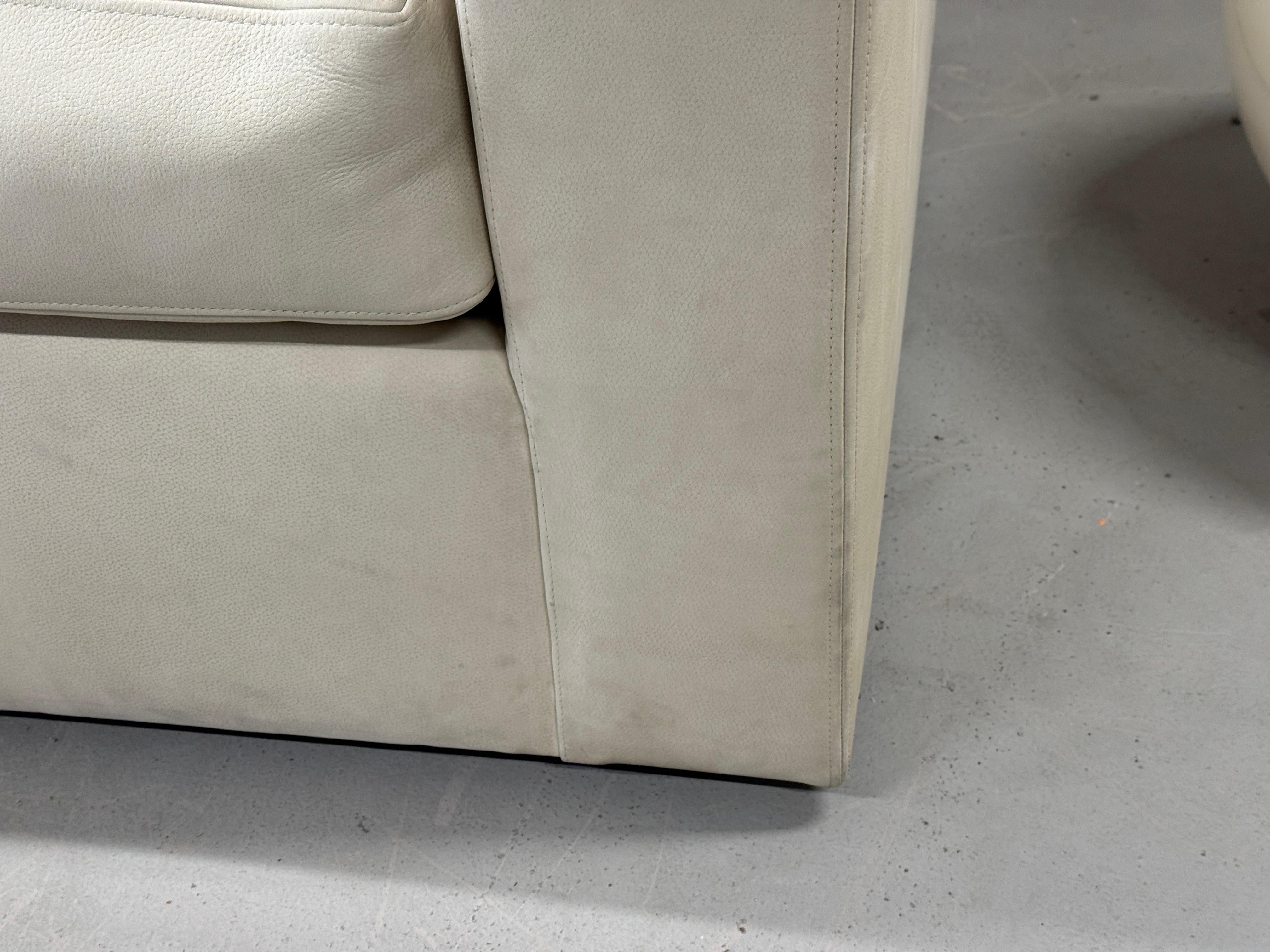 Sally Sirkin Lewis J. Robert Scott Sofa in schönem Nubukleder Wildleder im Angebot 4