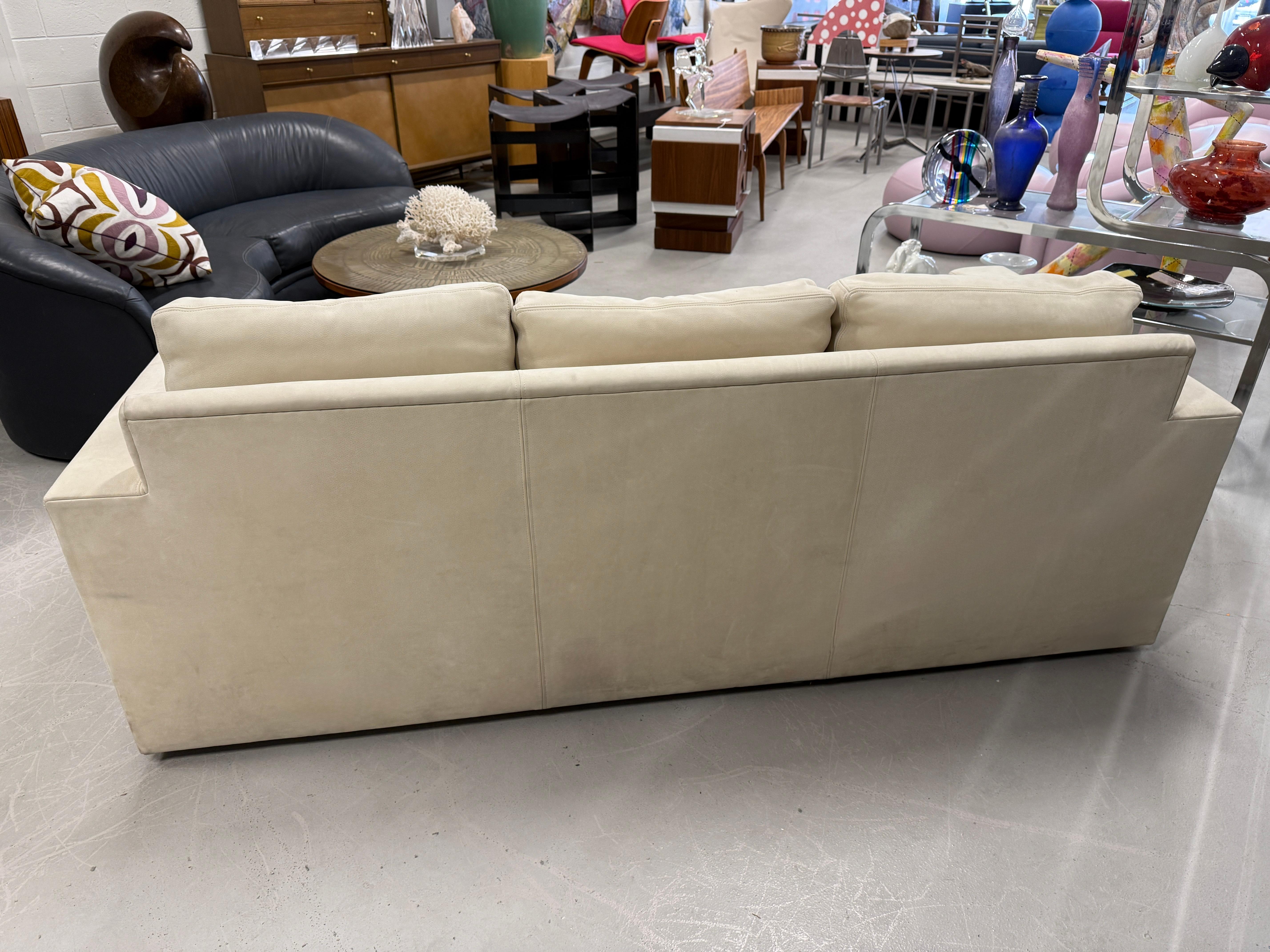 Sally Sirkin Lewis J. Robert Scott Sofa in schönem Nubukleder Wildleder im Angebot 5