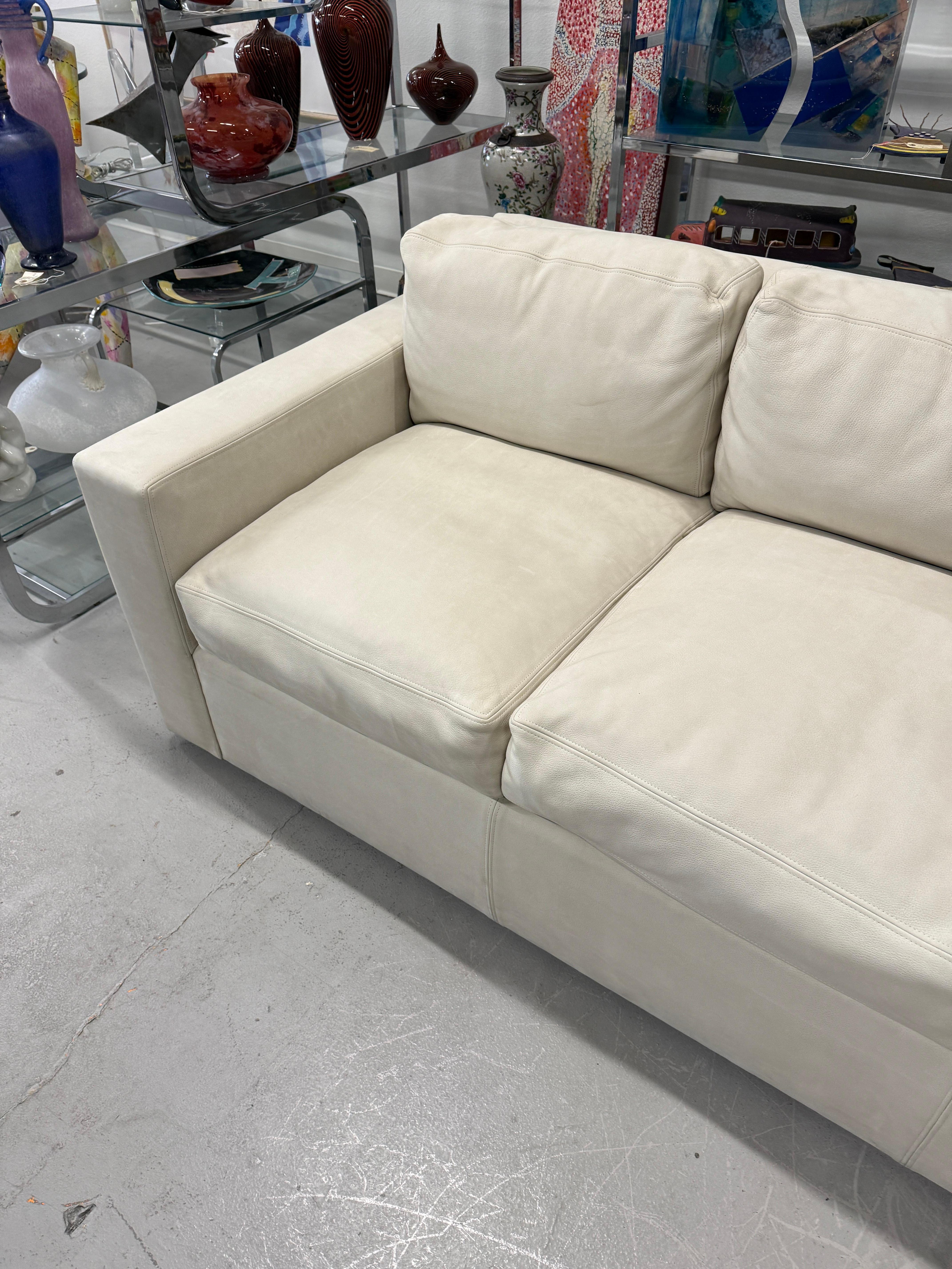 Sally Sirkin Lewis J. Robert Scott Sofa in schönem Nubukleder Wildleder im Angebot 7