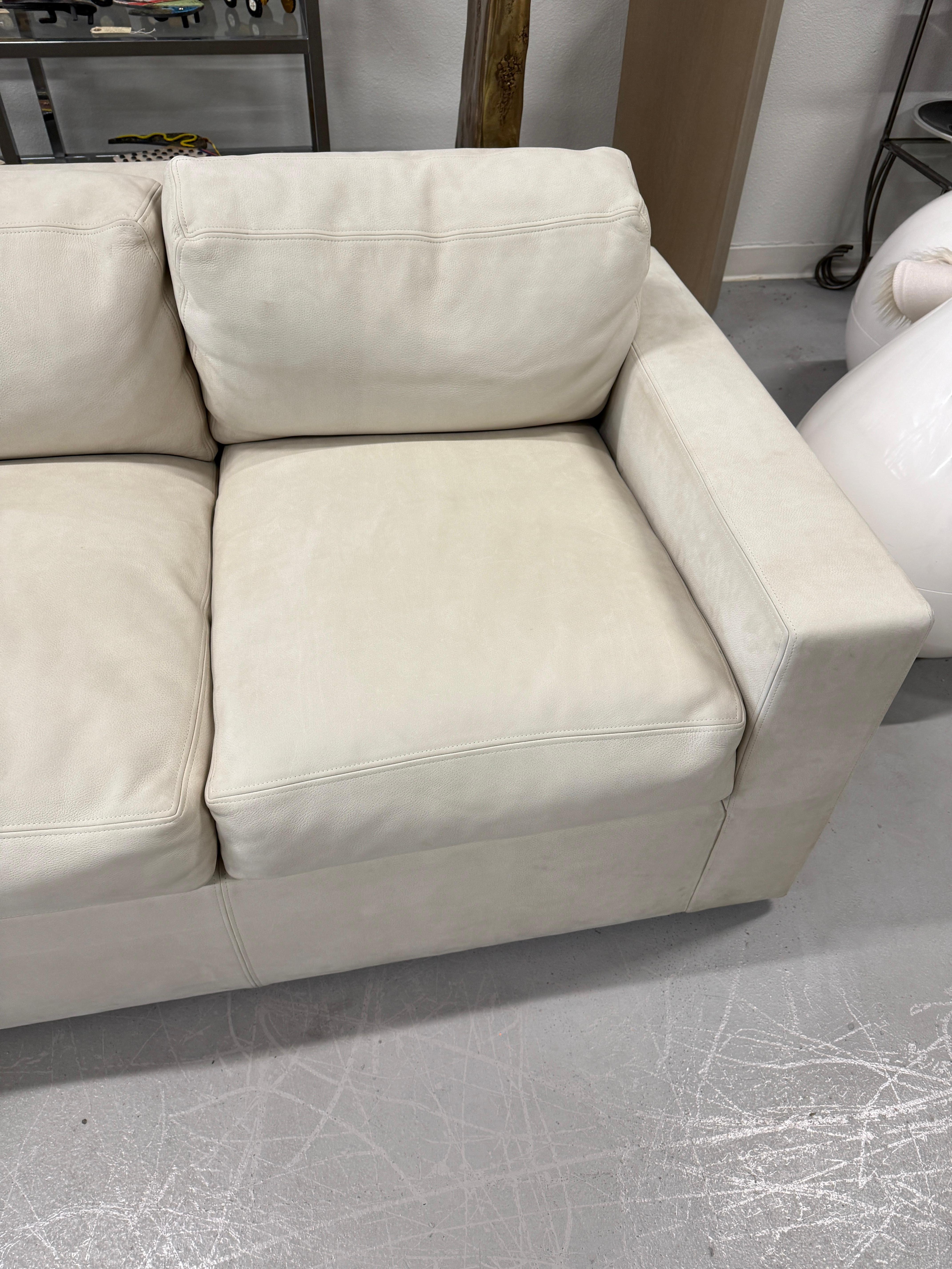 Sally Sirkin Lewis J. Robert Scott Sofa in schönem Nubukleder Wildleder im Angebot 9