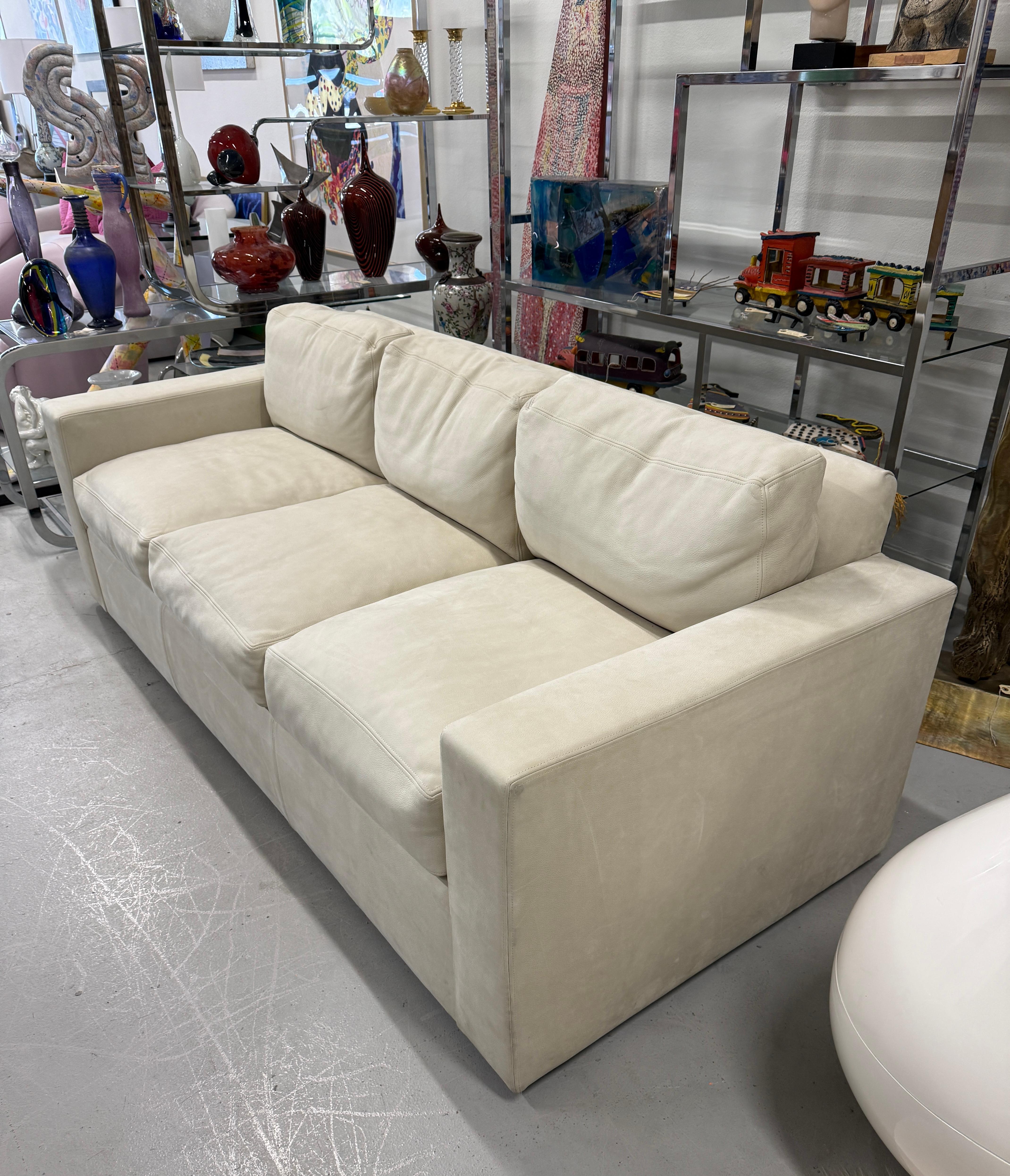 Sally Sirkin Lewis J. Robert Scott Sofa in schönem Nubukleder Wildleder (amerikanisch) im Angebot