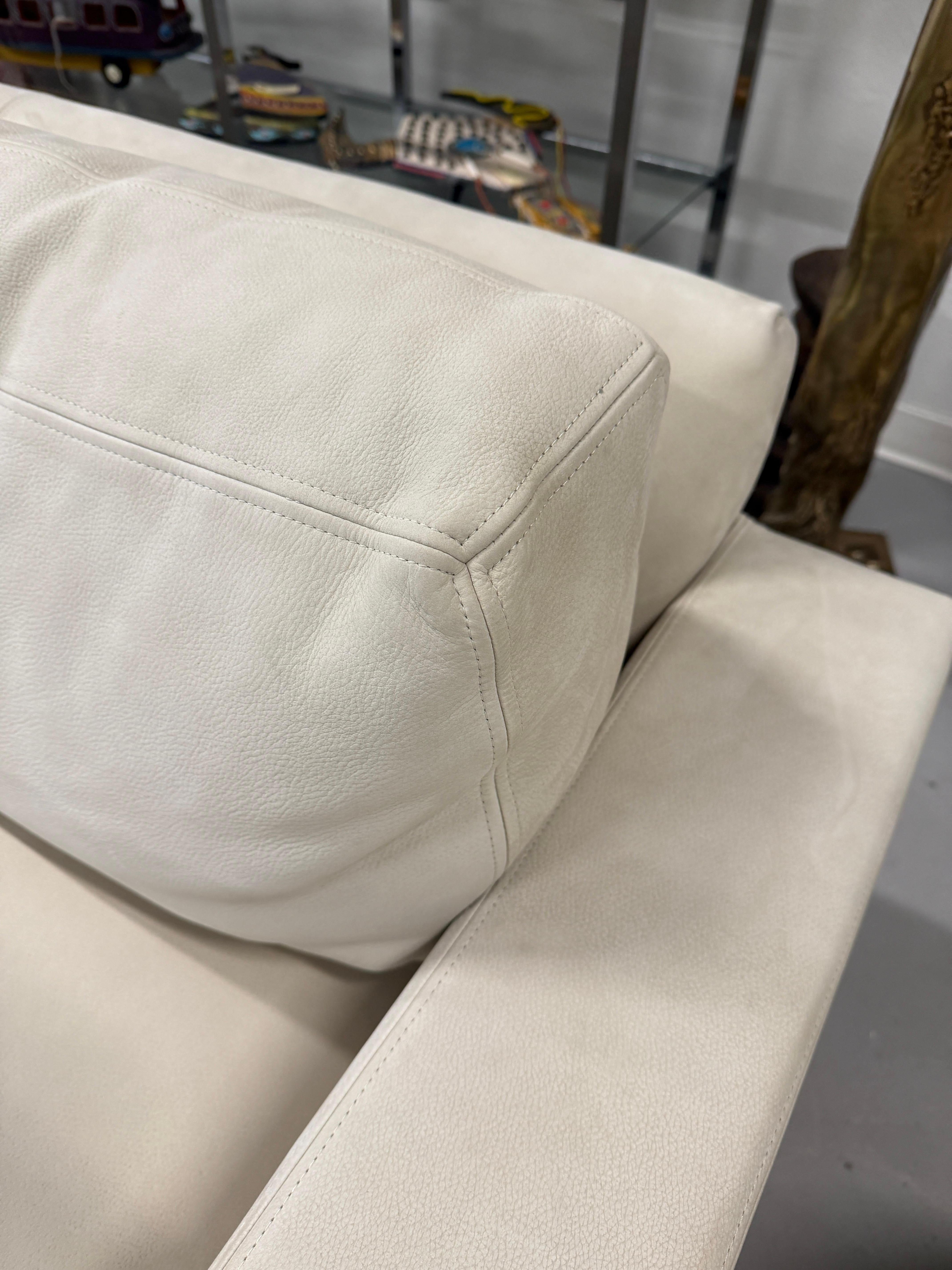 Sally Sirkin Lewis J. Robert Scott Sofa in schönem Nubukleder Wildleder (Handgefertigt) im Angebot
