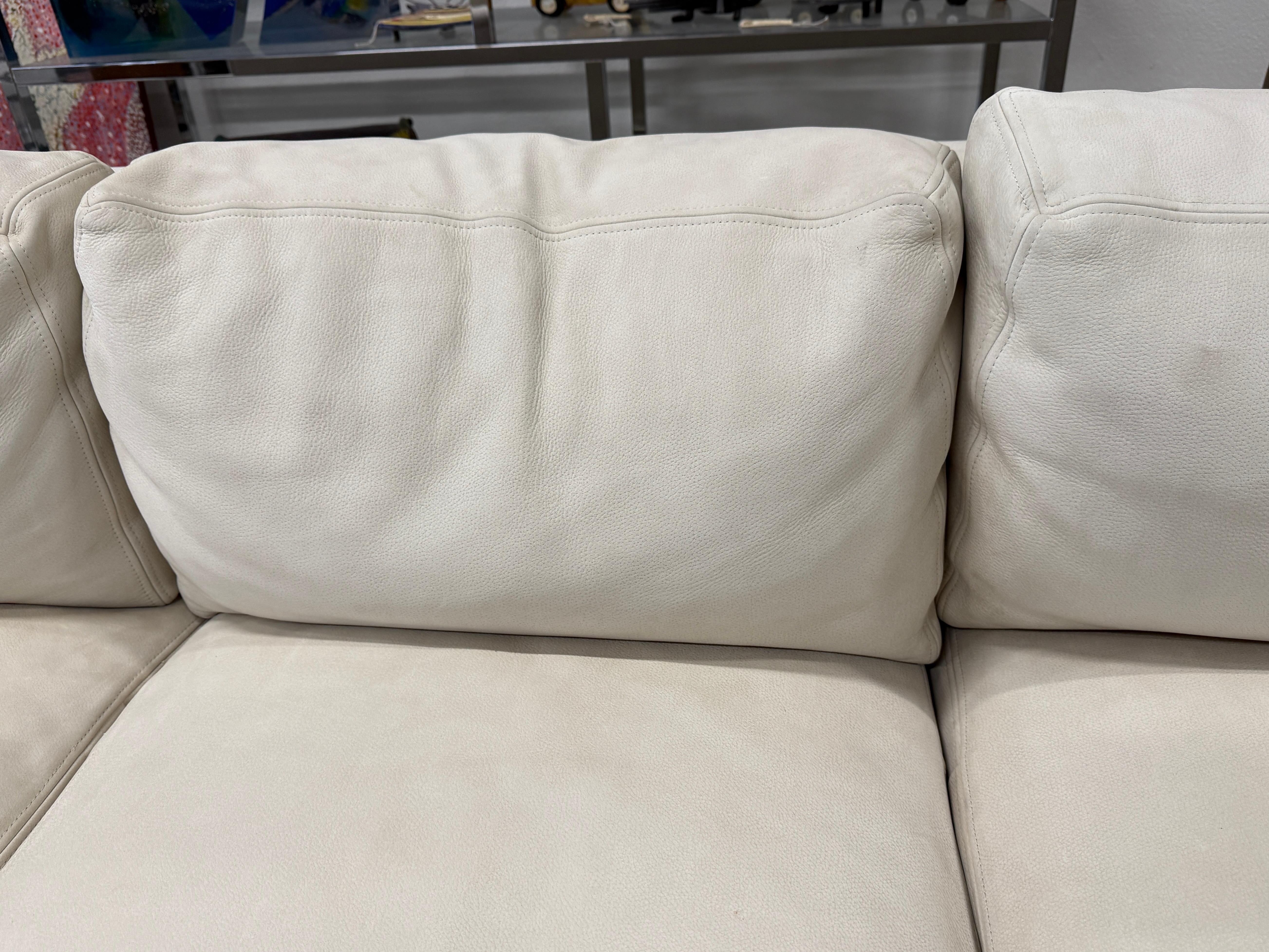 Sally Sirkin Lewis J. Robert Scott Sofa in schönem Nubukleder Wildleder im Zustand „Gut“ im Angebot in Palm Springs, CA