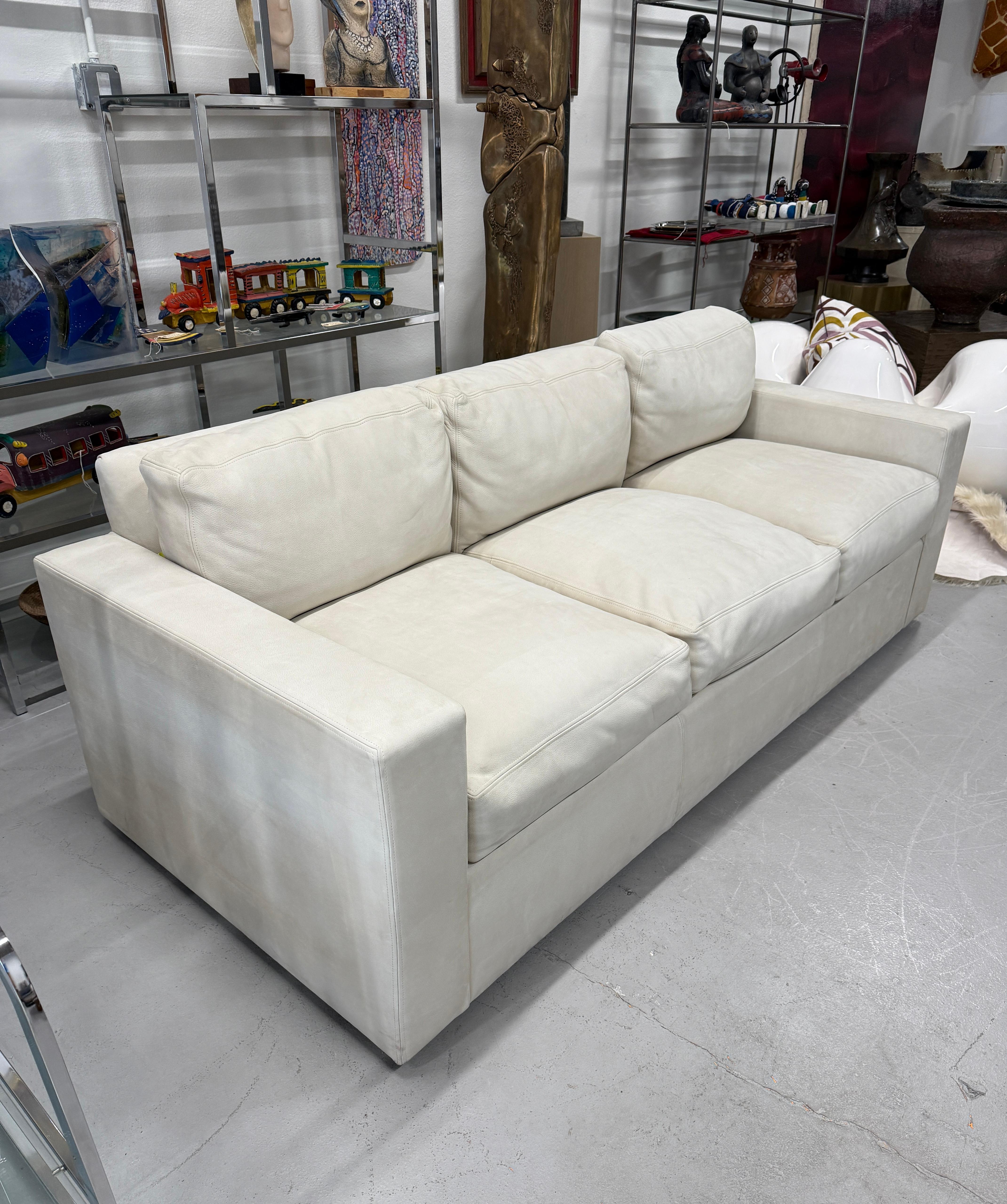 Sally Sirkin Lewis J. Robert Scott Sofa in schönem Nubukleder Wildleder im Angebot 1