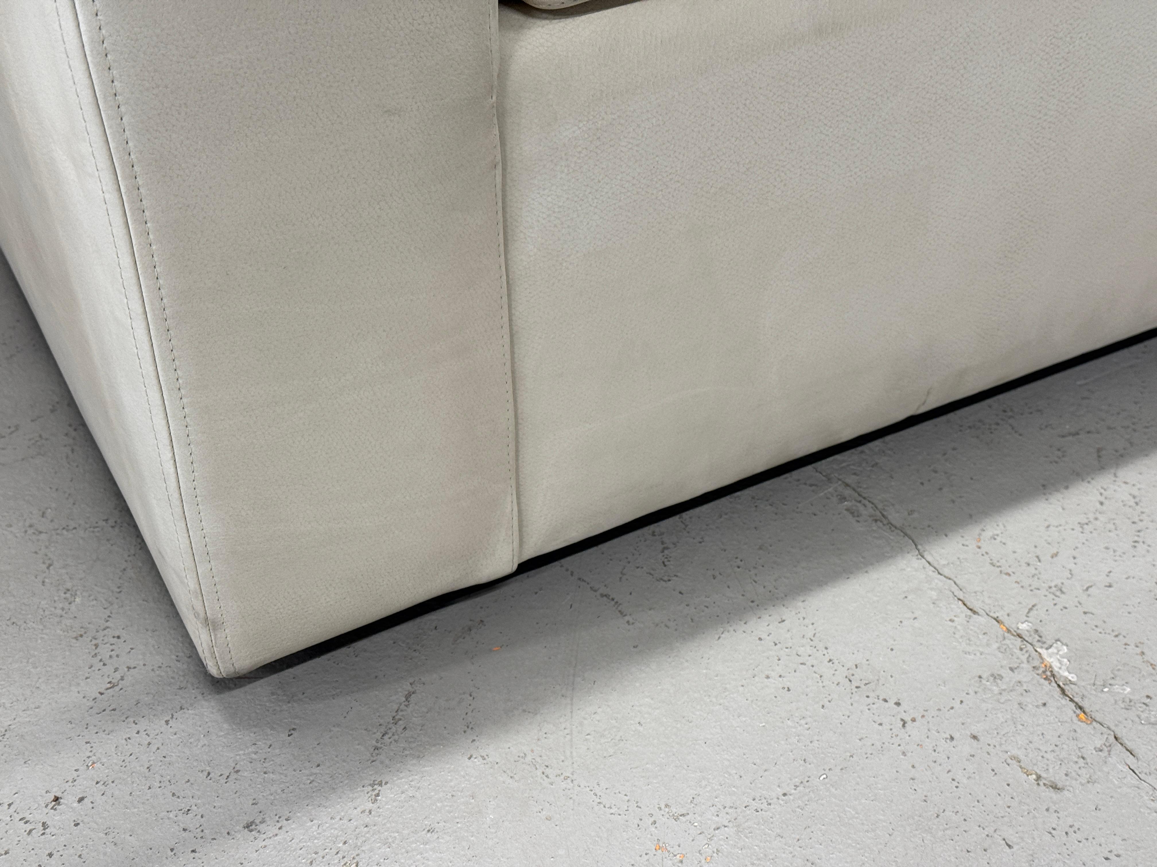 Sally Sirkin Lewis J. Robert Scott Sofa in schönem Nubukleder Wildleder im Angebot 2