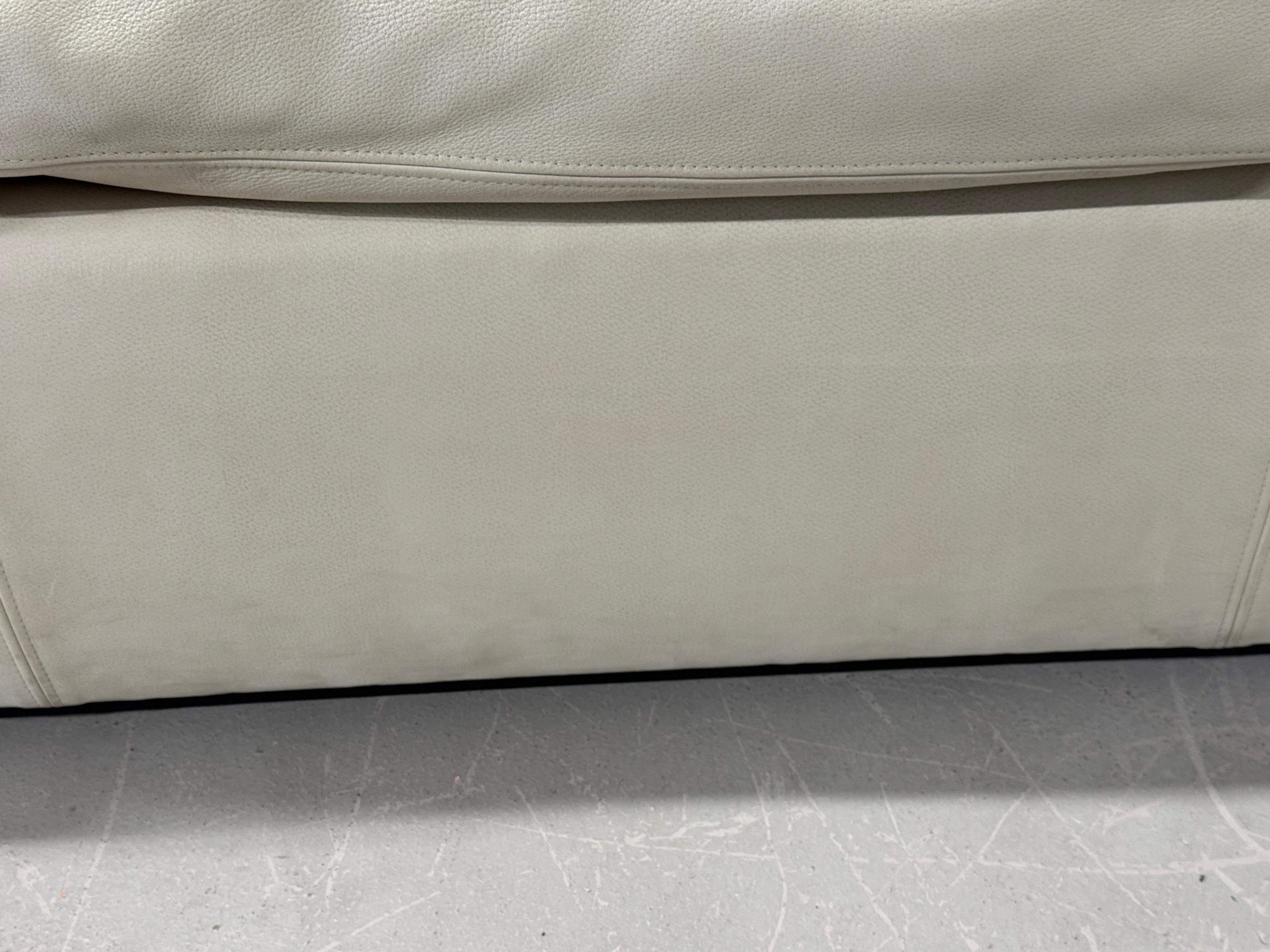 Sally Sirkin Lewis J. Robert Scott Sofa in schönem Nubukleder Wildleder im Angebot 3