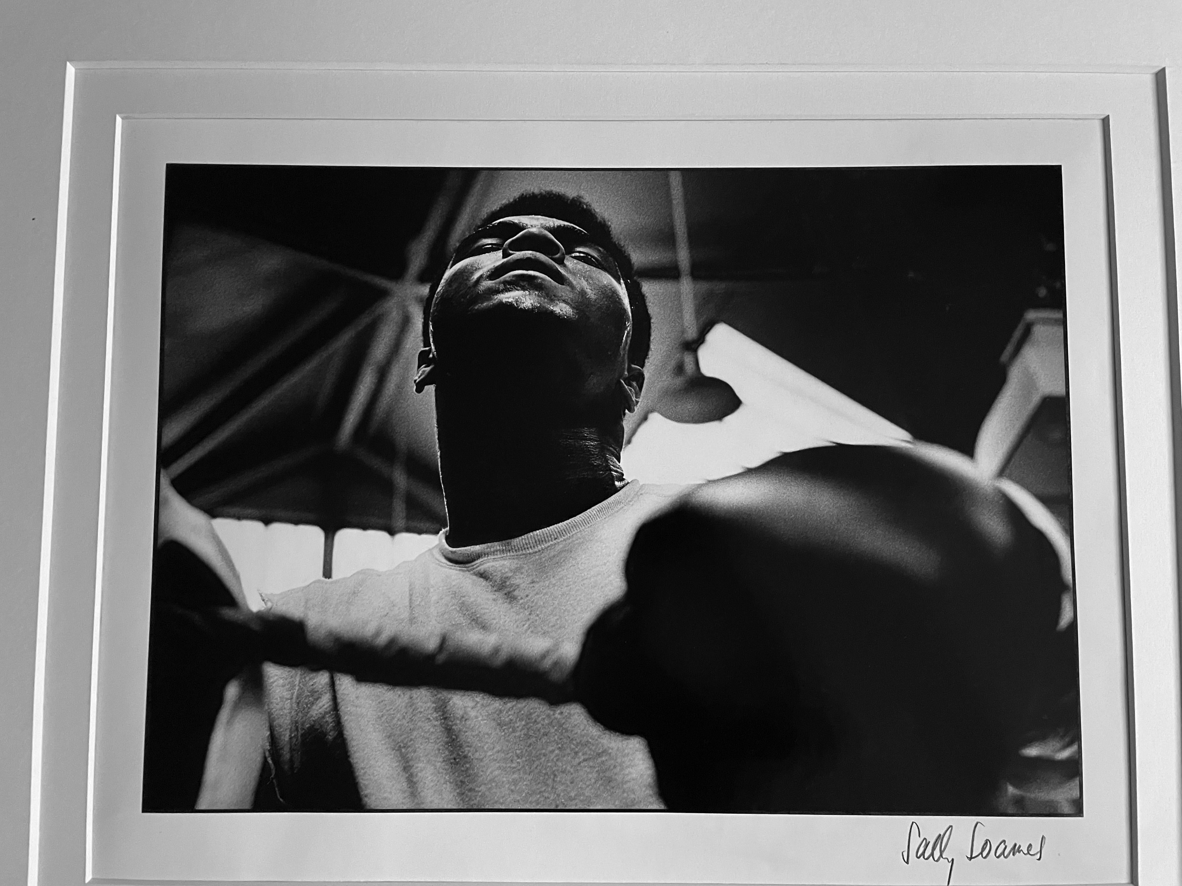 Muhammed Ali - RARA impresión fotográfica firmada en gelatina de plata - Photograph de Sally Soames