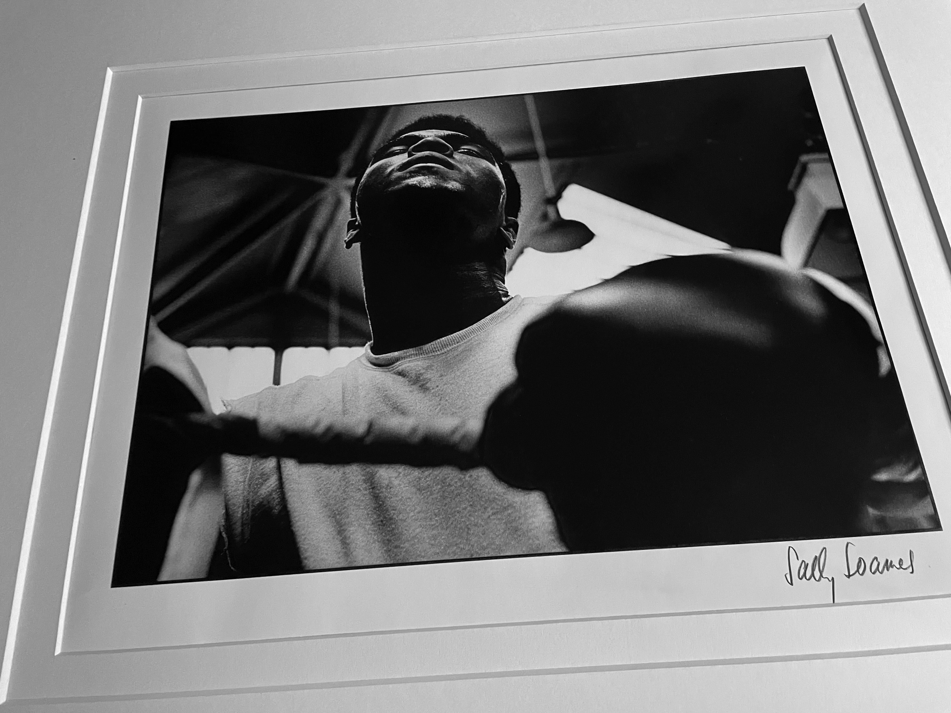 Muhammed Ali - RARA impresión fotográfica firmada en gelatina de plata - Photograph Contemporáneo de Sally Soames
