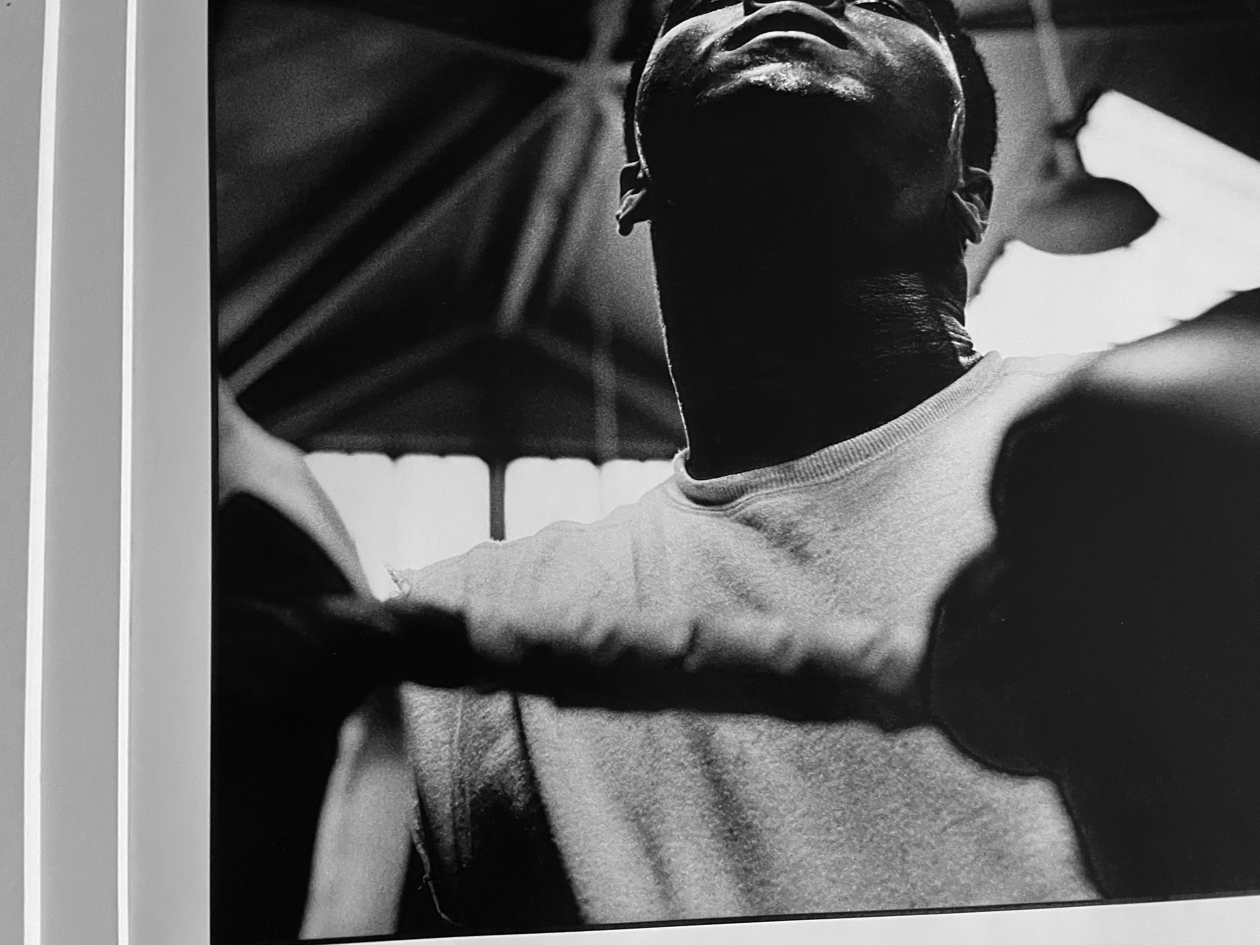 Raro retrato de Sally Soames en gelatina de plata de Muhammed Ali. Soames firmó muy pocos de estos grabados y, tras su muerte, dejó su biblioteca a una organización de medios de comunicación con instrucciones de que no se produjeran más grabados.