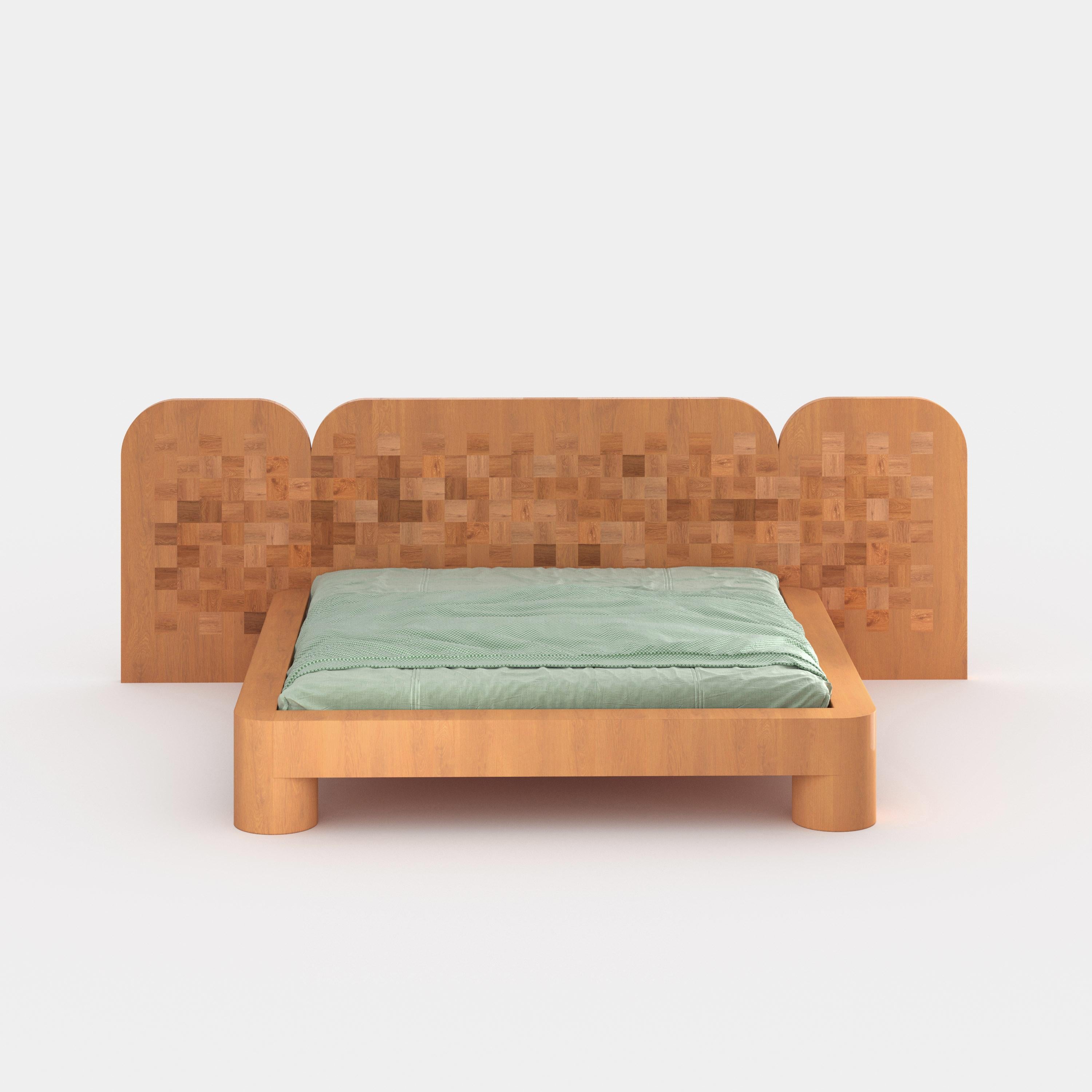Ein klobiges Bett, das so massiv aussieht wie das massive Eichenholz, aus dem es gefertigt ist, aber mit einem zarten Kopfteil mit Intarsien aus wiedergewonnener Eiche von Chianti-Weinfässern. 

Größen und MATERIAL sind vollständig anpassbar.

Über
