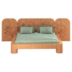 Lachsfarbenes Bett aus Massivholz mit Intarsien und Kopfteil aus aufgearbeiteter Eiche aus Altholz von Fred&Juul