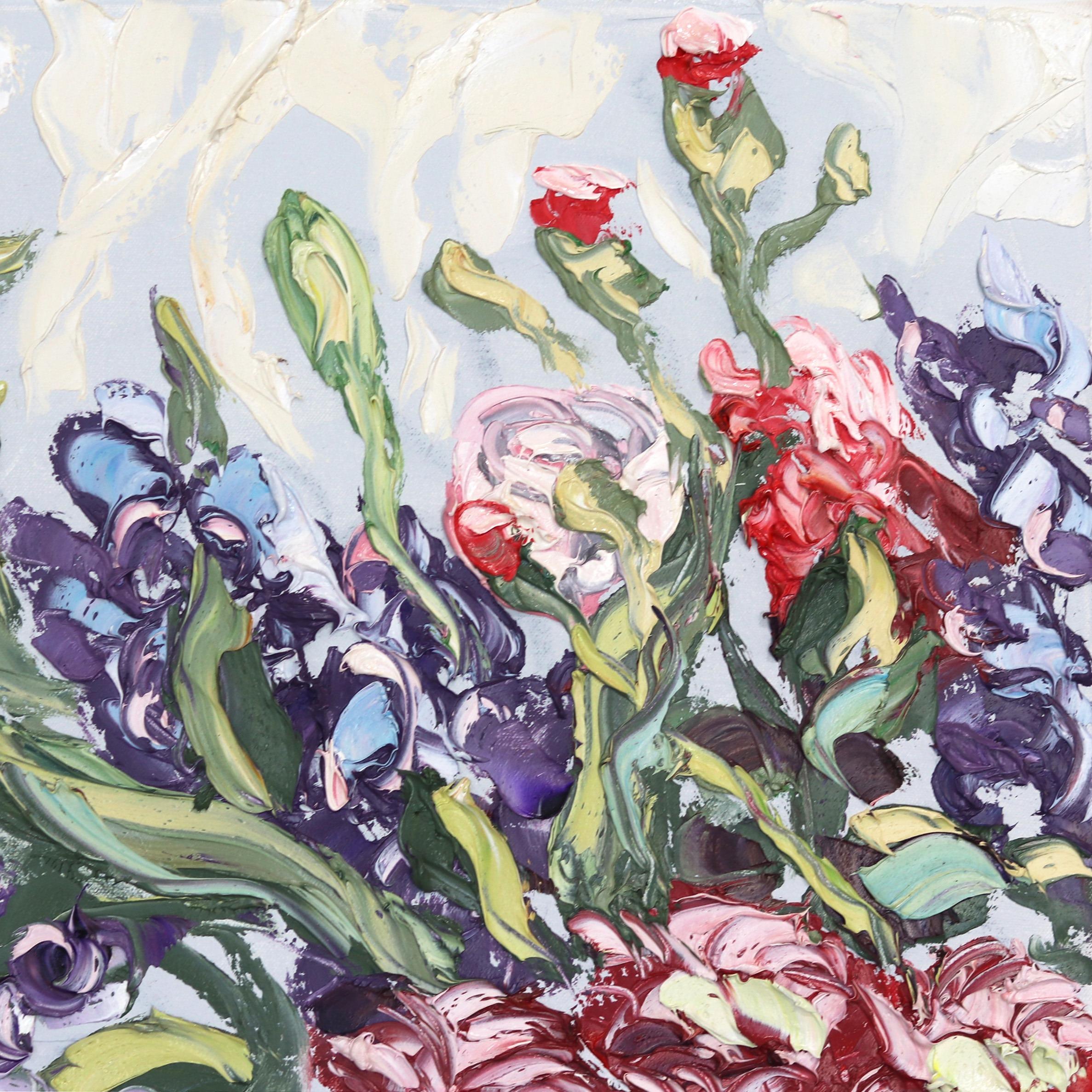 Este cuadro floral original de Sally West muestra exuberantes flores empastadas en un ramo abstracto con textura, ideal para coleccionistas que buscan arte floral contemporáneo expresivo con una rica técnica de pintura al óleo. Con su característico