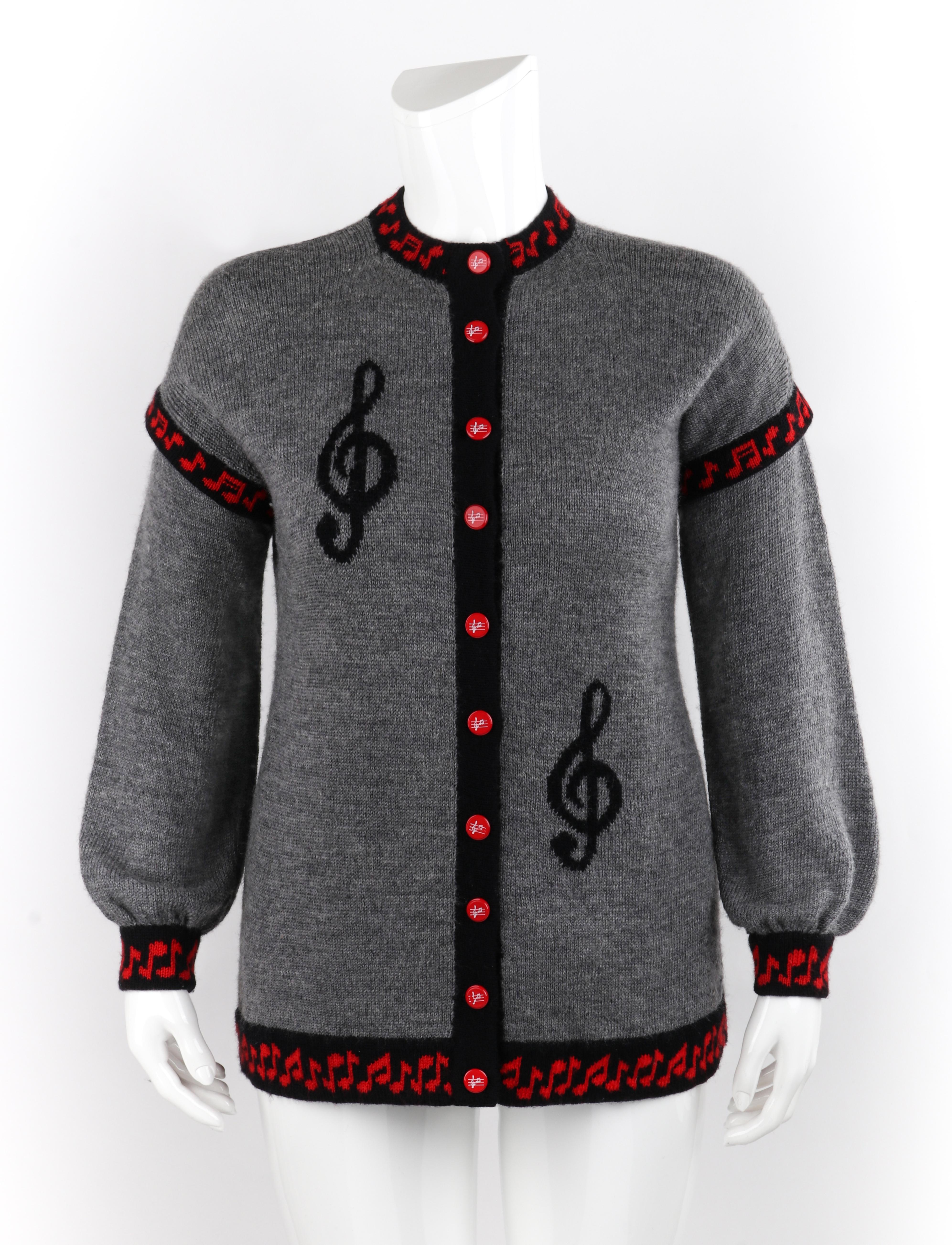 SALLY'S OWN c.1980's Gris Rojo Negro Nota Musical Punto Button Up Cardigan Sweater

Circa: años 80
Etiqueta(s): Sally's Own; Etiqueta Woolmark
Estilo Jersey de punto
Color(es): tonos rojos, grises y negros
Forrado: No
Contenido del tejido marcado: