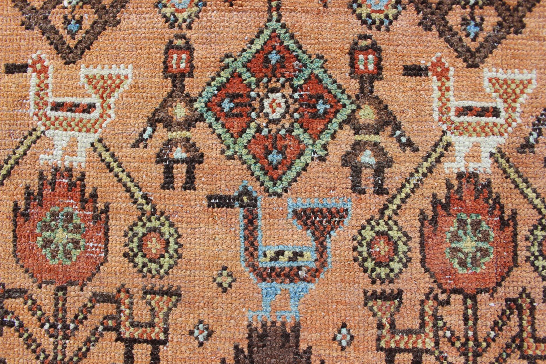 Antiker Bakitari-Teppich mit lachsfarbenem Hintergrund und erdfarbenem Muster im Angebot 2