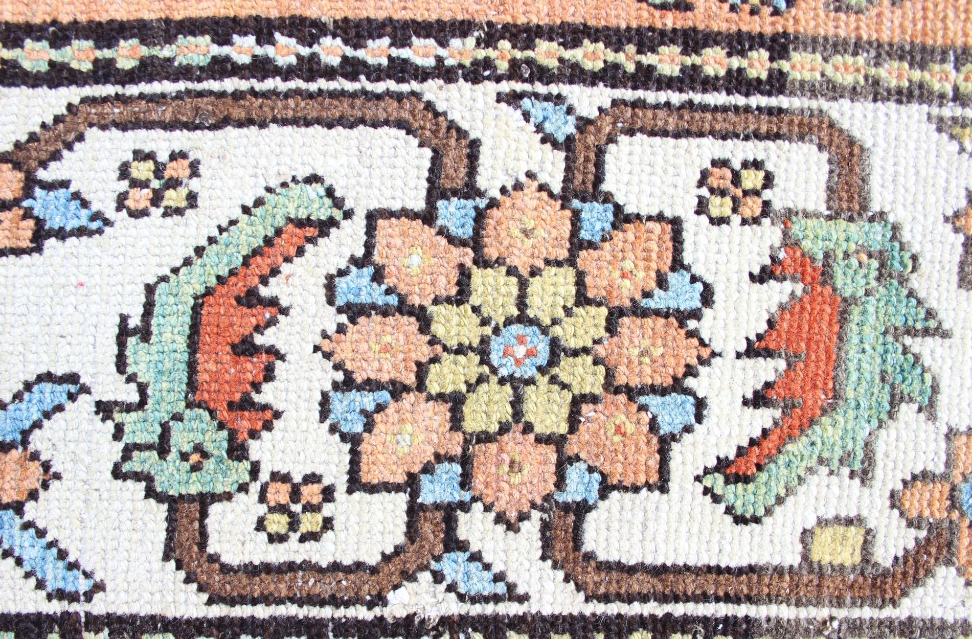 Antiker Bakitari-Teppich mit lachsfarbenem Hintergrund und erdfarbenem Muster im Angebot 3