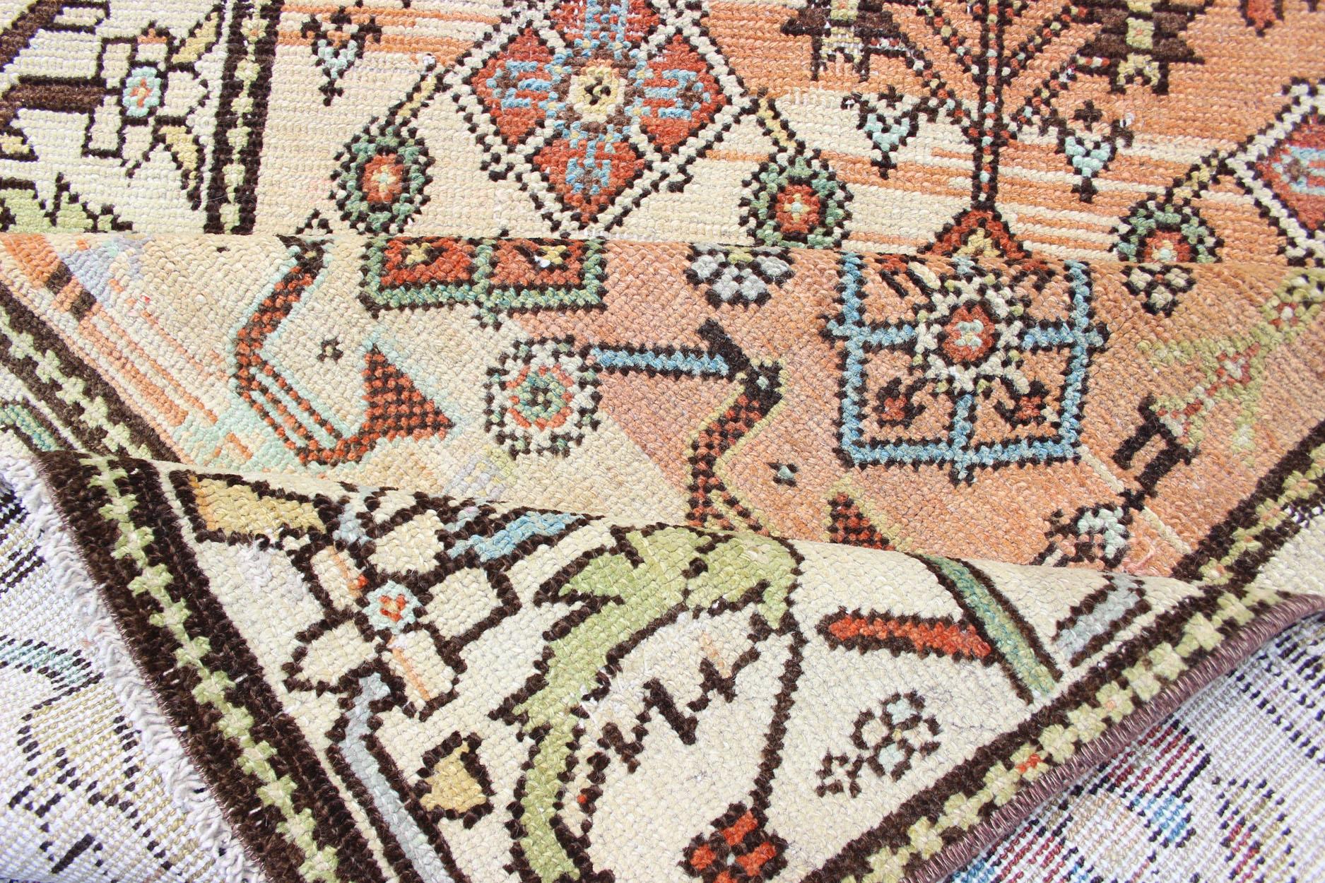 Antiker Bakitari-Teppich mit lachsfarbenem Hintergrund und erdfarbenem Muster im Angebot 4