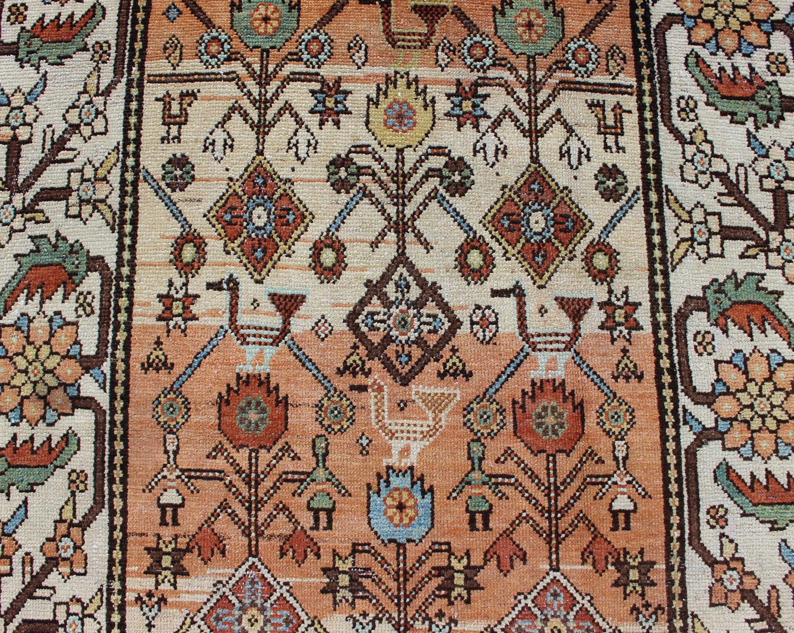 Antiker Bakitari-Teppich mit lachsfarbenem Hintergrund und erdfarbenem Muster im Angebot 5