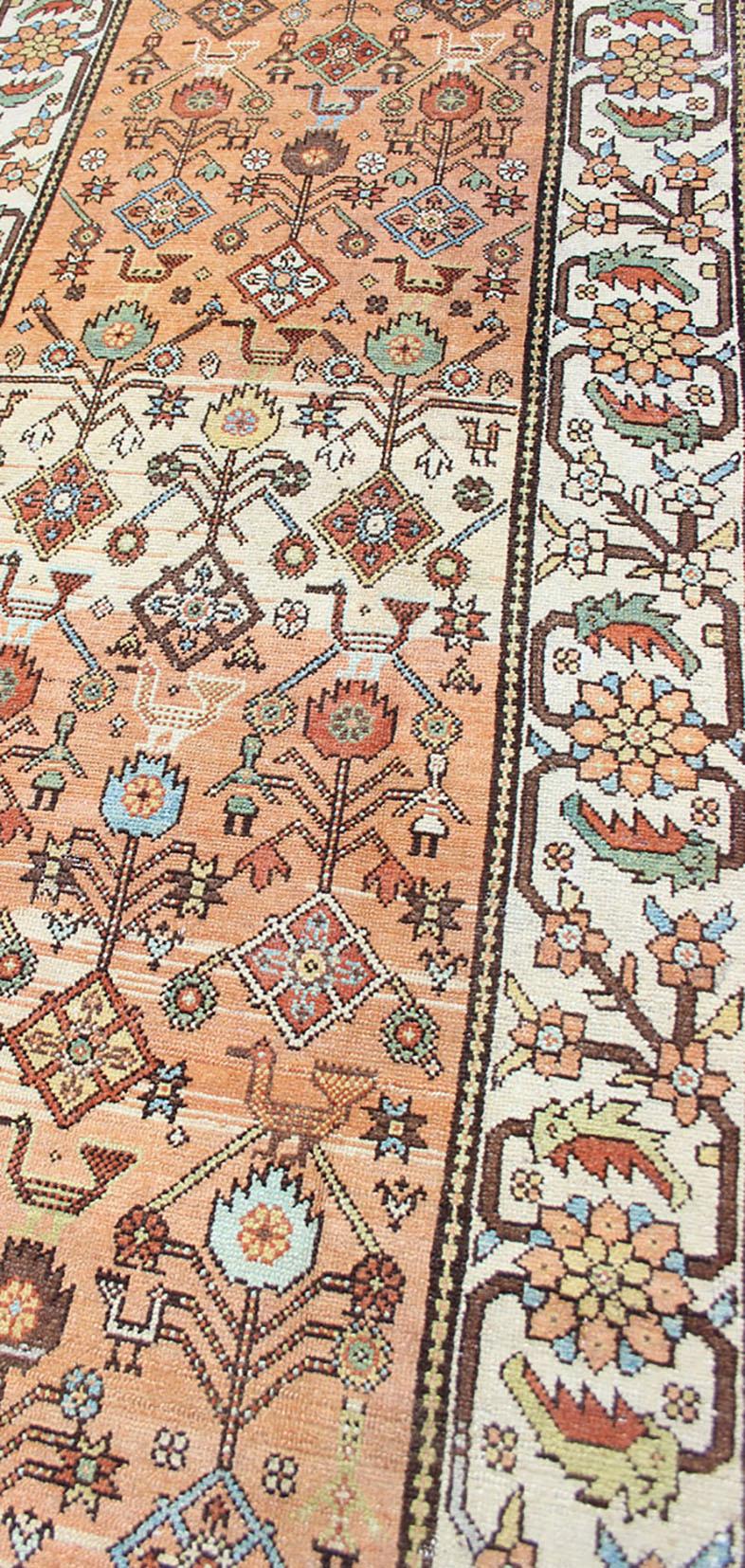 Antiker Bakitari-Teppich mit lachsfarbenem Hintergrund und erdfarbenem Muster im Angebot 6