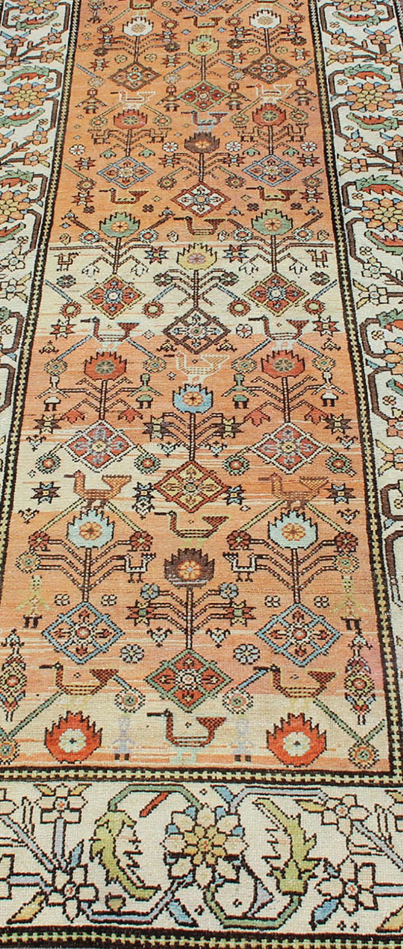 Antiker Bakitari-Teppich mit lachsfarbenem Hintergrund und erdfarbenem Muster im Angebot 7