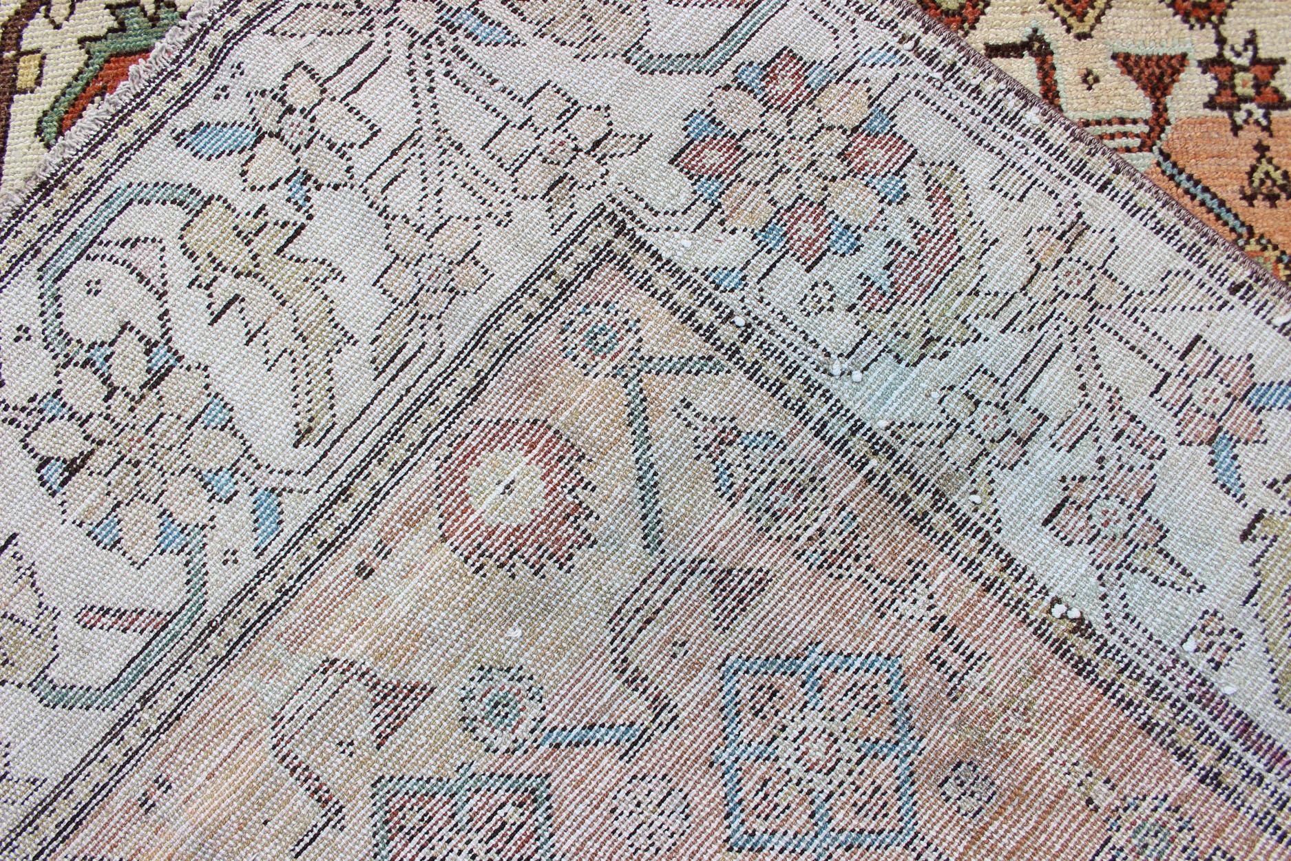Antiker Bakitari-Teppich mit lachsfarbenem Hintergrund und erdfarbenem Muster im Angebot 9