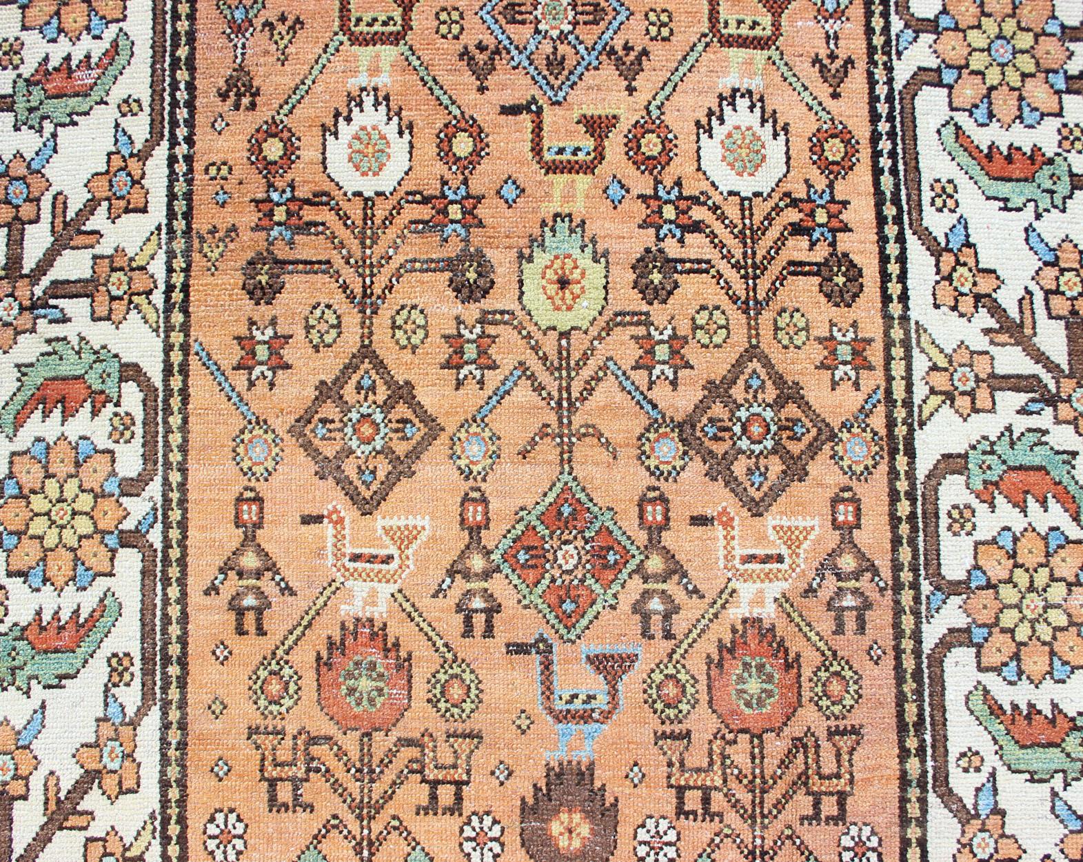 Antiker Bakitari-Teppich mit lachsfarbenem Hintergrund und erdfarbenem Muster (Handgeknüpft) im Angebot