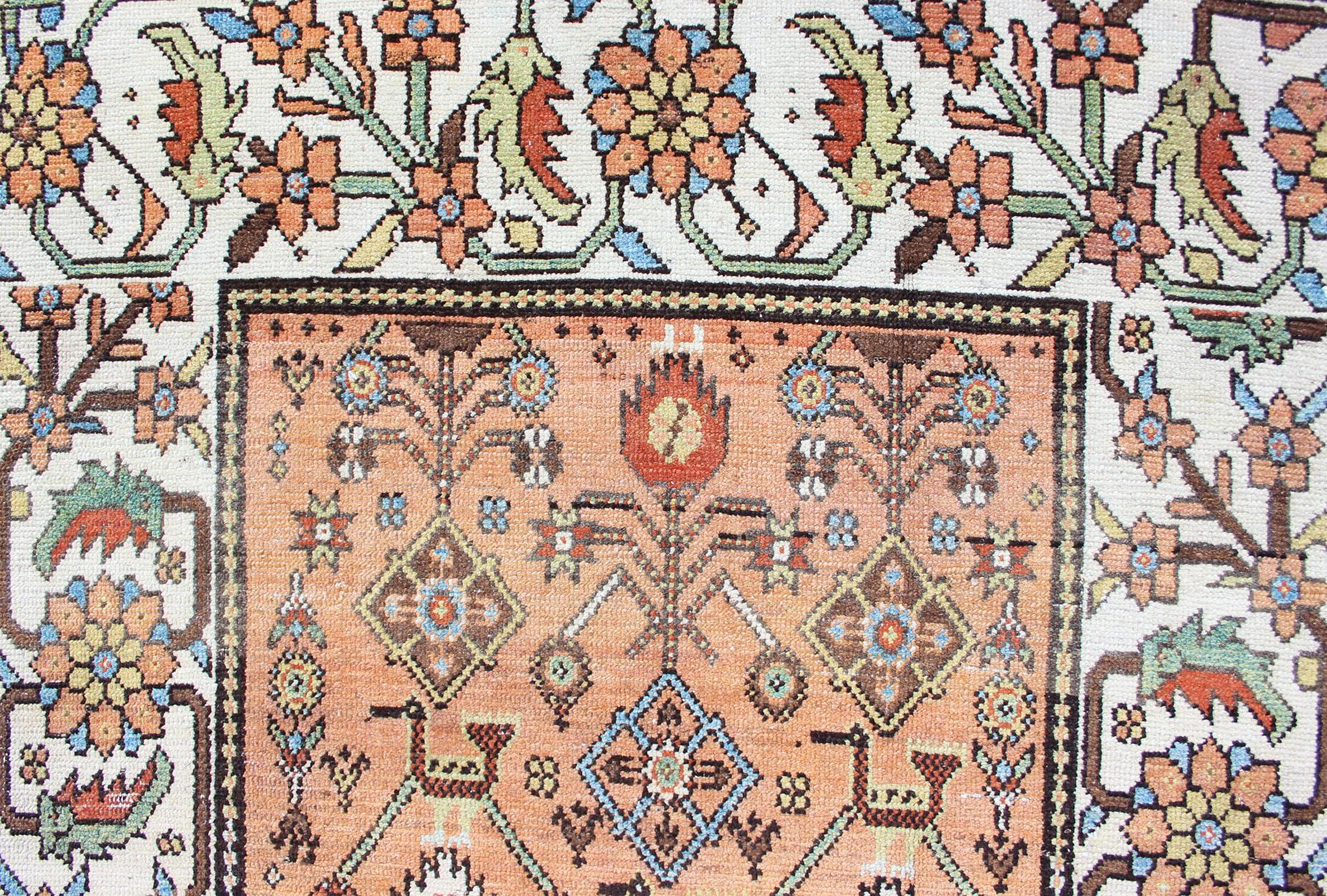 Antiker Bakitari-Teppich mit lachsfarbenem Hintergrund und erdfarbenem Muster im Zustand „Gut“ im Angebot in Atlanta, GA