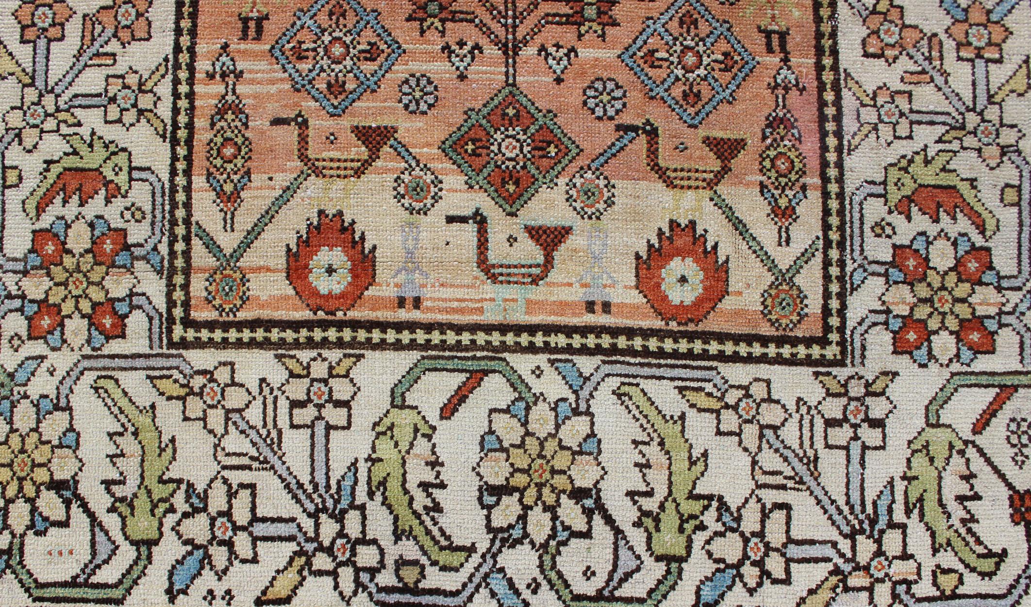 Antiker Bakitari-Teppich mit lachsfarbenem Hintergrund und erdfarbenem Muster (Frühes 20. Jahrhundert) im Angebot