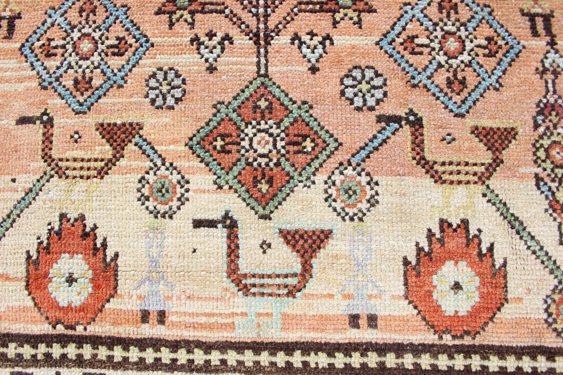 Antiker Bakitari-Teppich mit lachsfarbenem Hintergrund und erdfarbenem Muster (Wolle) im Angebot