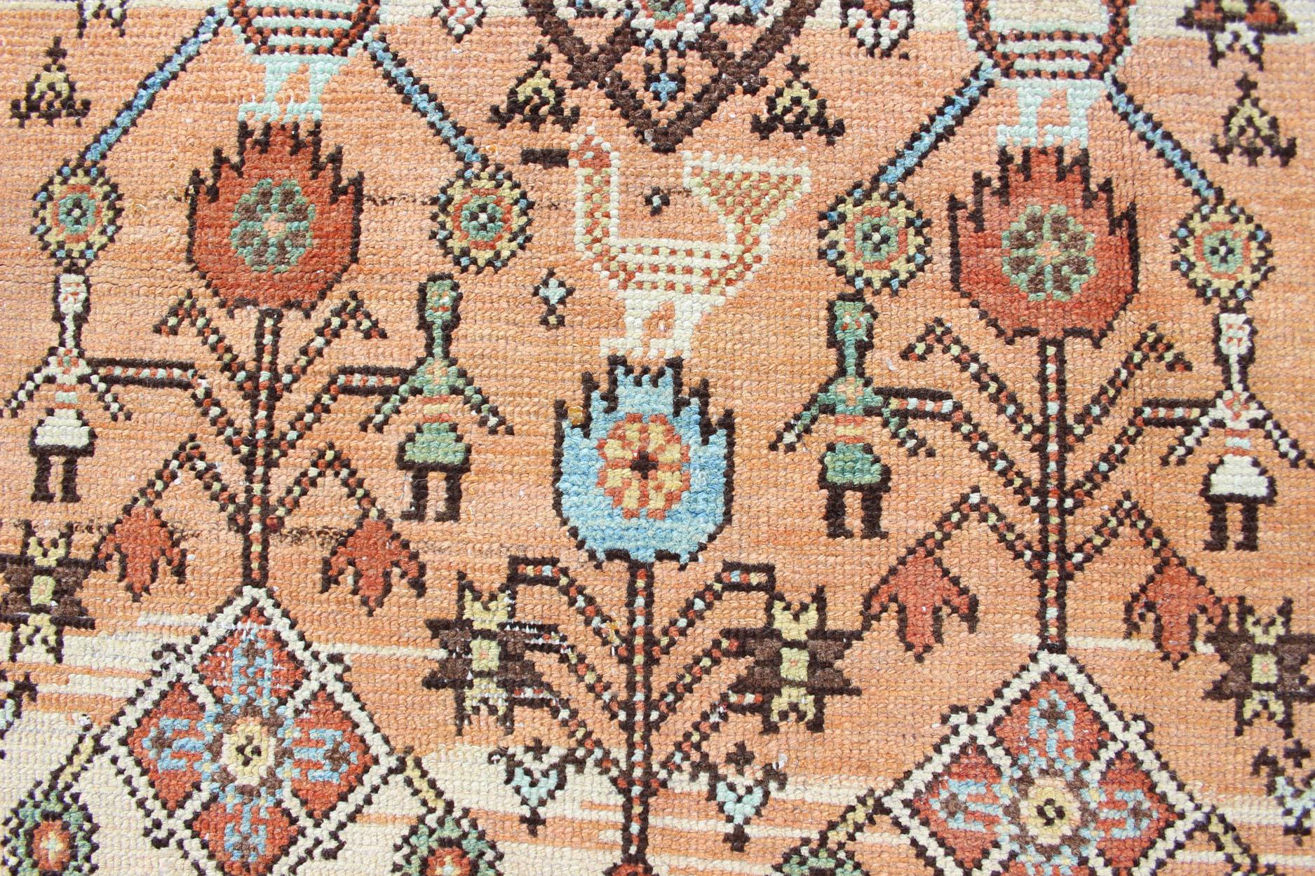 Antiker Bakitari-Teppich mit lachsfarbenem Hintergrund und erdfarbenem Muster im Angebot 1