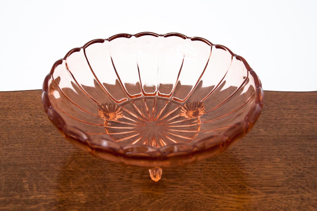 Rosaline-colored bowl on snail legs, made of mass-dyed glass pressed by HSG Zabkowice in the interwar years.

Very good condition

height: 9cm, diameter 24cm.