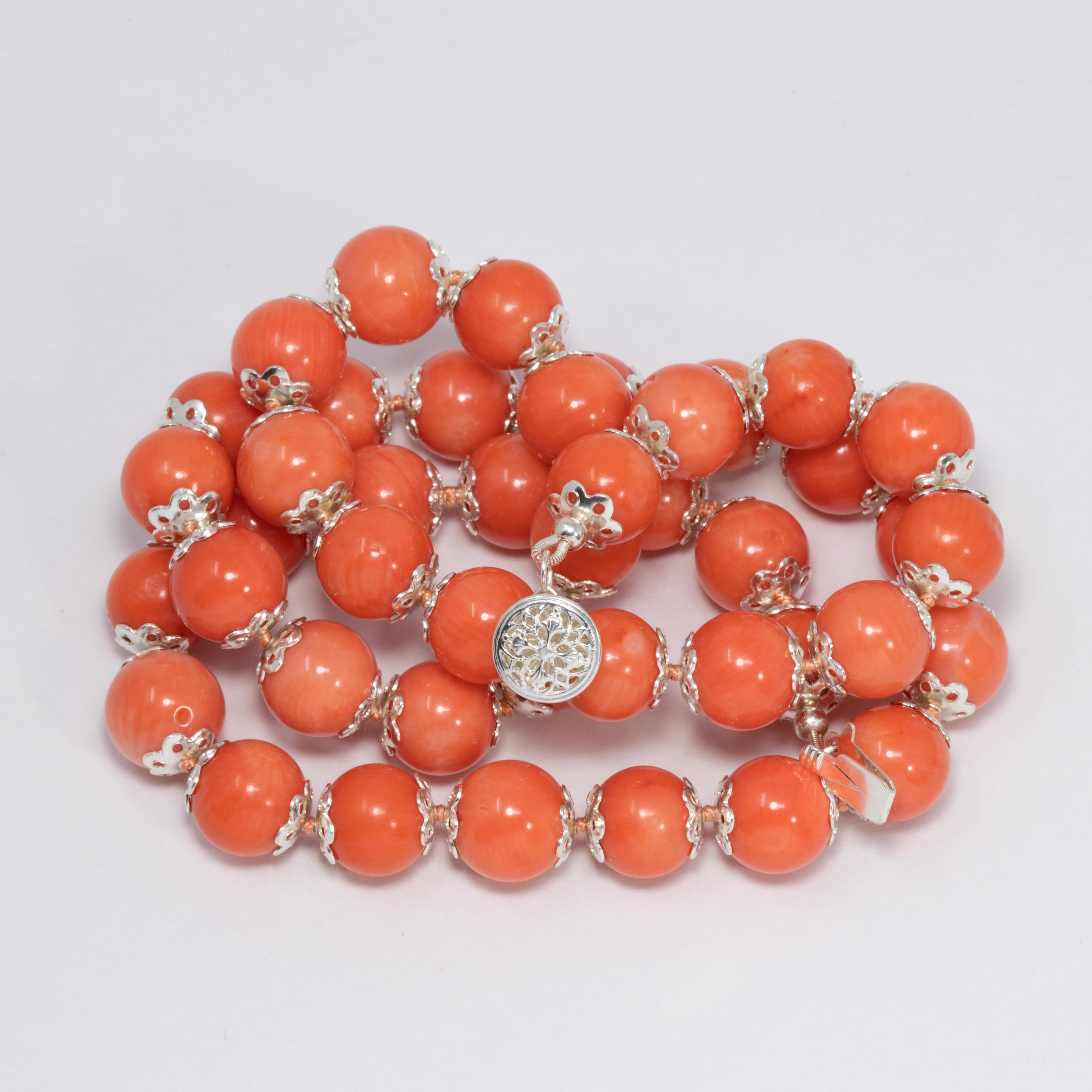 Collana con perline di corallo salmone annodate in argento, 50 cm, A. Silver In condizioni ottime in vendita a Milford, DE