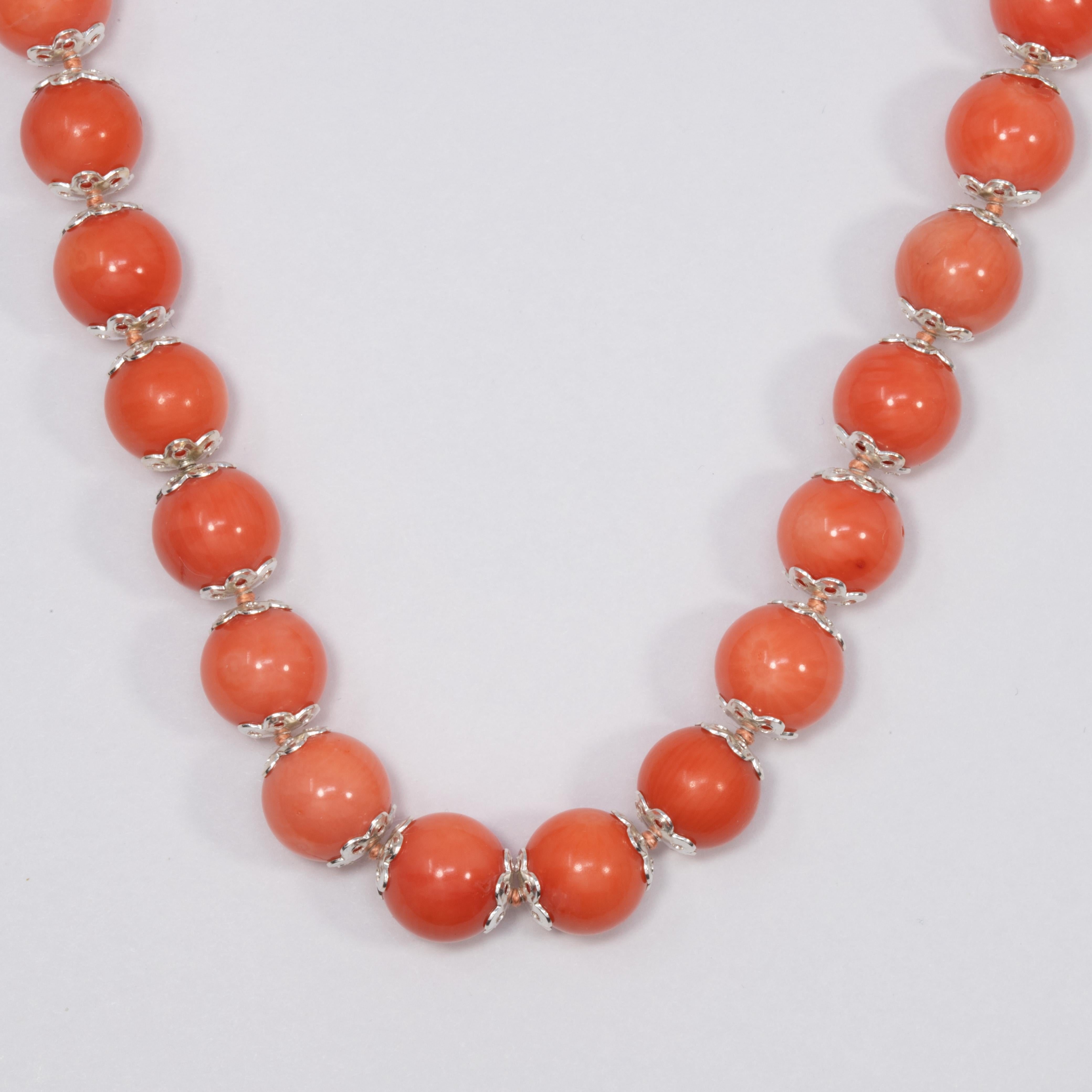 Collier orné de perles de corail saumon et d'une corde nouée en argent sterling, 50 cm en vente 1
