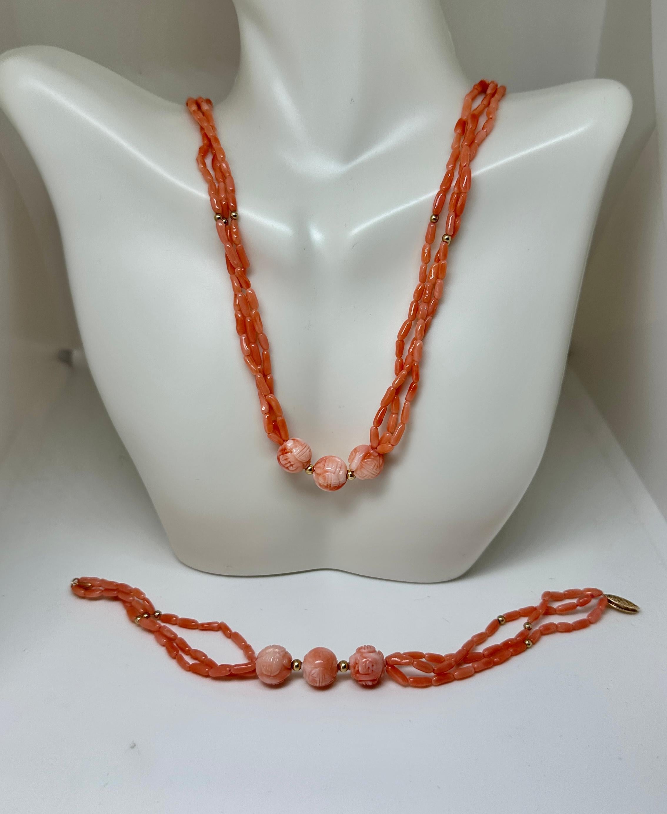 Il s'agit d'un superbe collier et bracelet torsade en corail antique de couleur saumon et en or 14 carats, avec de magnifiques perles de corail sculptées à la main, d'une grande beauté.  Les fermoirs sont en or jaune 14 carats.   La combinaison du