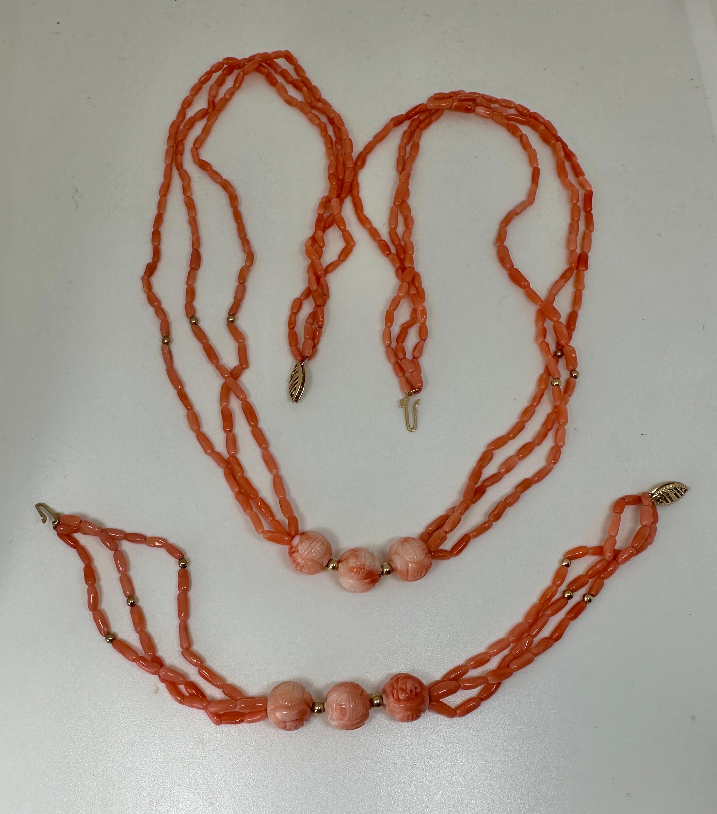Perle Collier et bracelet en or 14 carats à trois rangs de perles sculptées à la main en corail saumon en vente