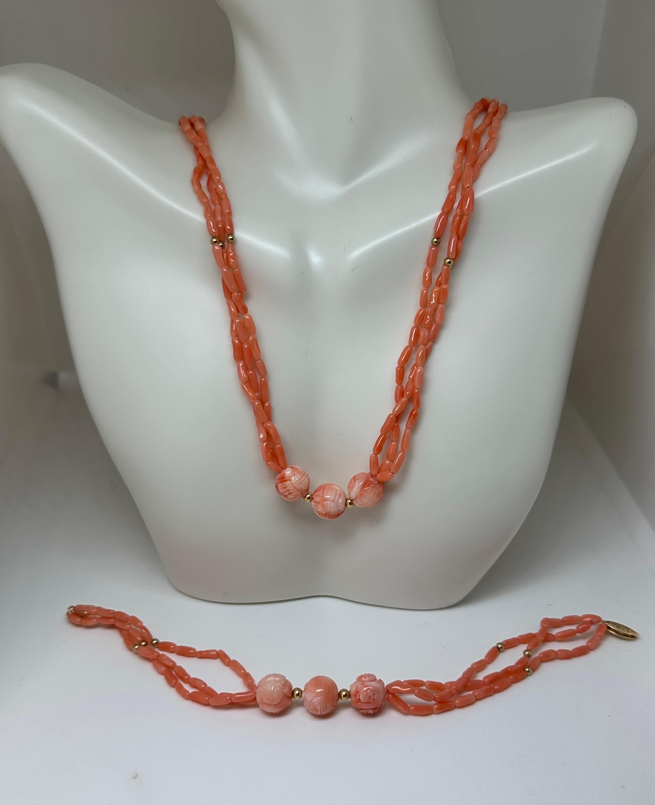 Lachs Koralle Halskette und Armband 14 Karat Gold Dreistrang Handgeschnitzte Perlen Damen im Angebot