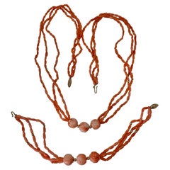 Collier et bracelet en or 14 carats à trois rangs de perles sculptées à la main en corail saumon