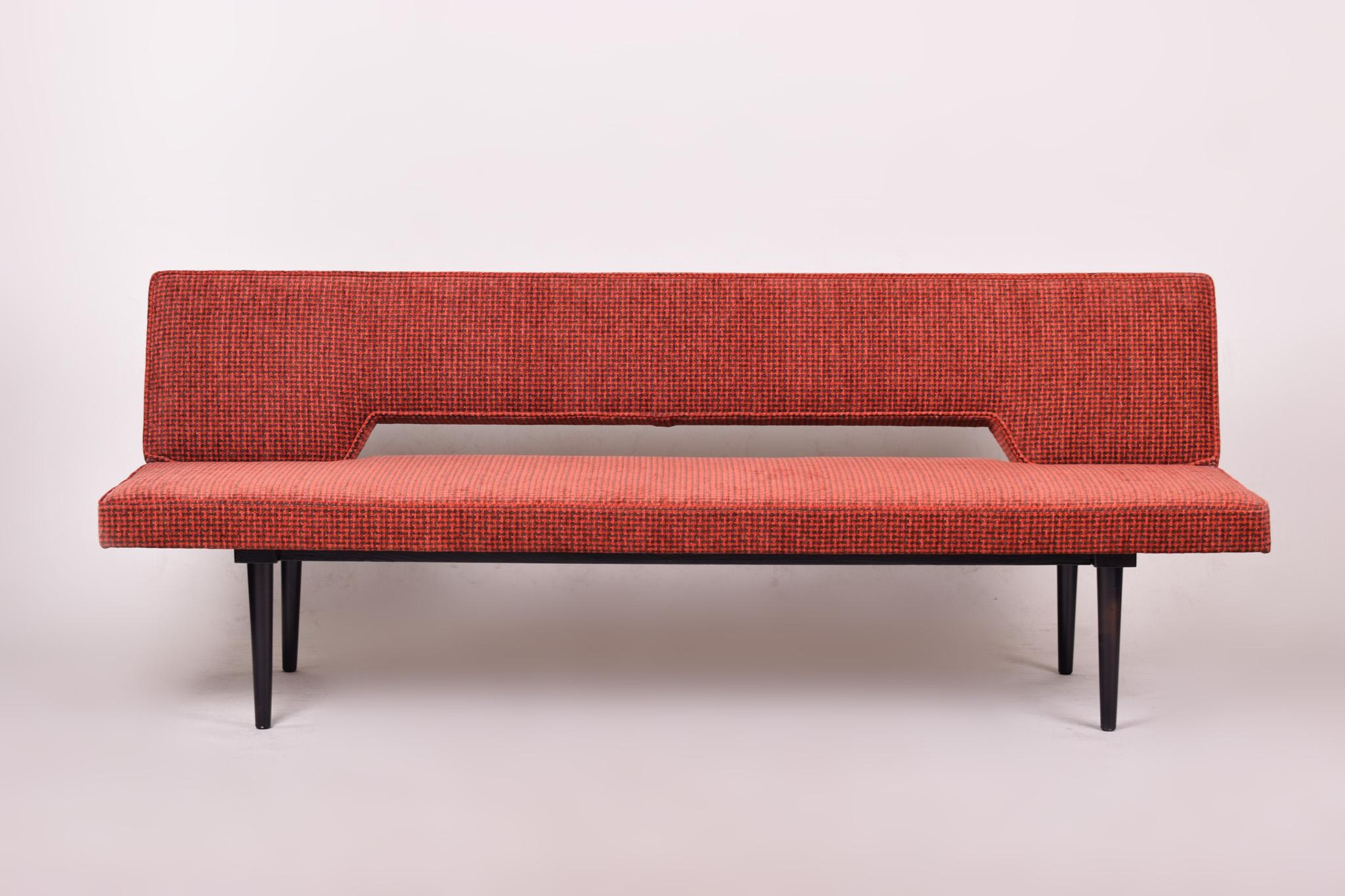 Czechoslovakian Mid-Century Modern sofa
Completely restored. New fabric and upholstery, 1962.
