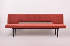 Lachsfarbenes Midcentury Modern-Sofa, hergestellt und entworfen 1962 von Miroslav Navratil