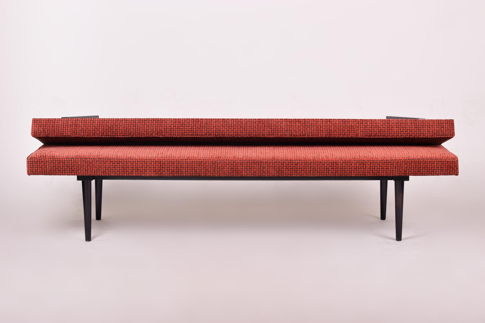 Modernes lachsfarbenes Sofa aus der Mitte des Jahrhunderts, hergestellt und entworfen 1962 von Miroslav Navratil (Moderne der Mitte des Jahrhunderts) im Angebot