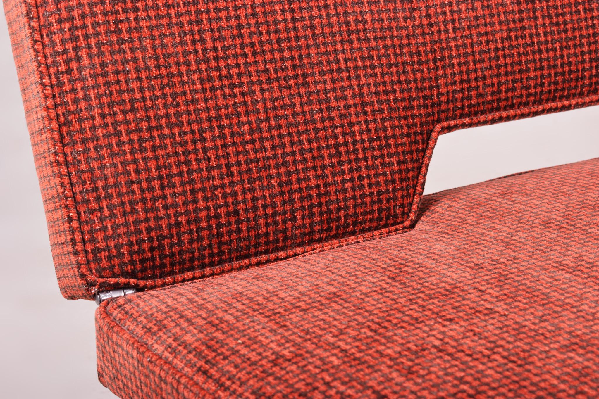 Modernes lachsfarbenes Sofa aus der Mitte des Jahrhunderts, hergestellt und entworfen 1962 von Miroslav Navratil (20. Jahrhundert) im Angebot