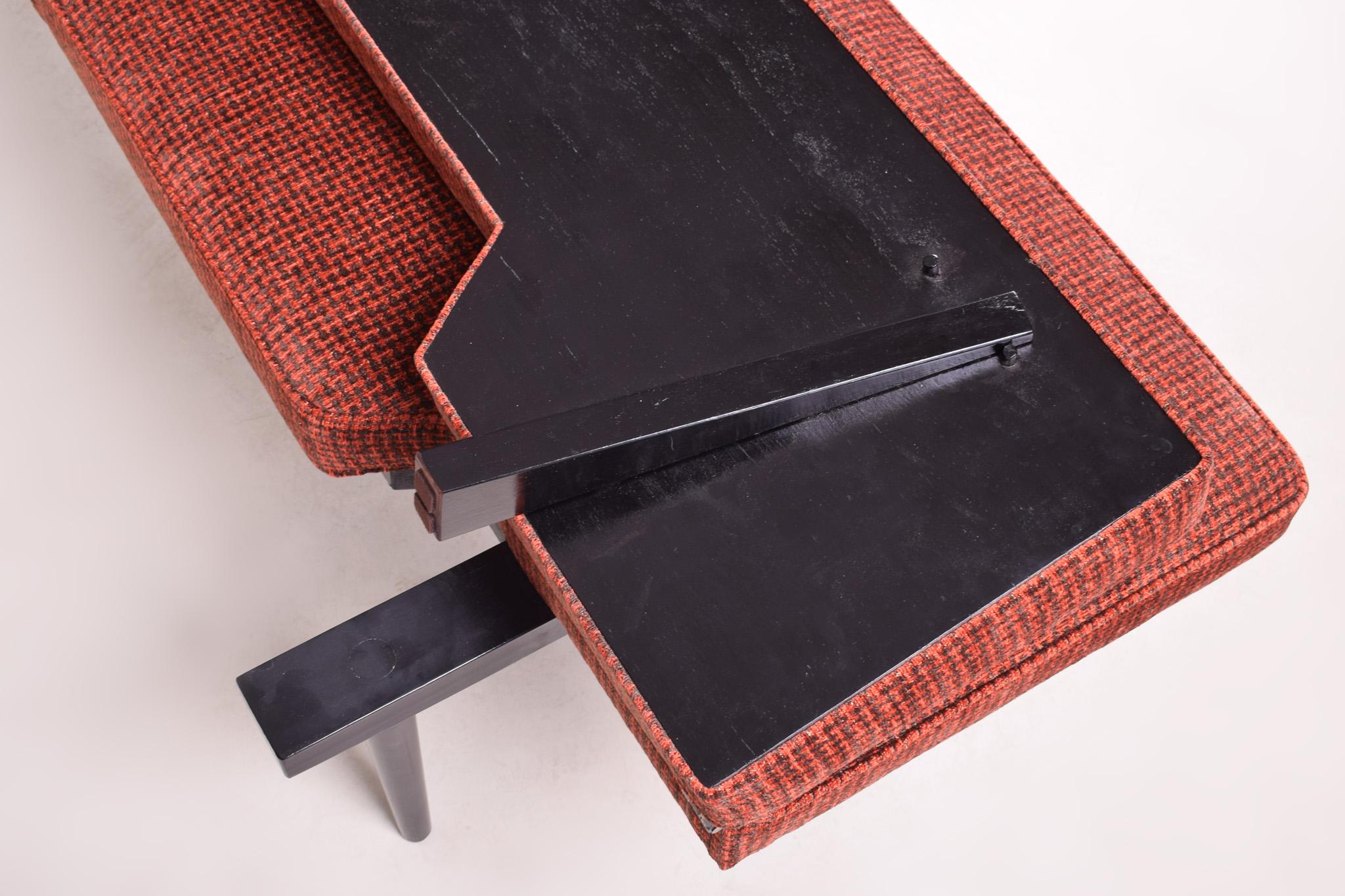 Modernes lachsfarbenes Sofa aus der Mitte des Jahrhunderts, hergestellt und entworfen 1962 von Miroslav Navratil im Angebot 1