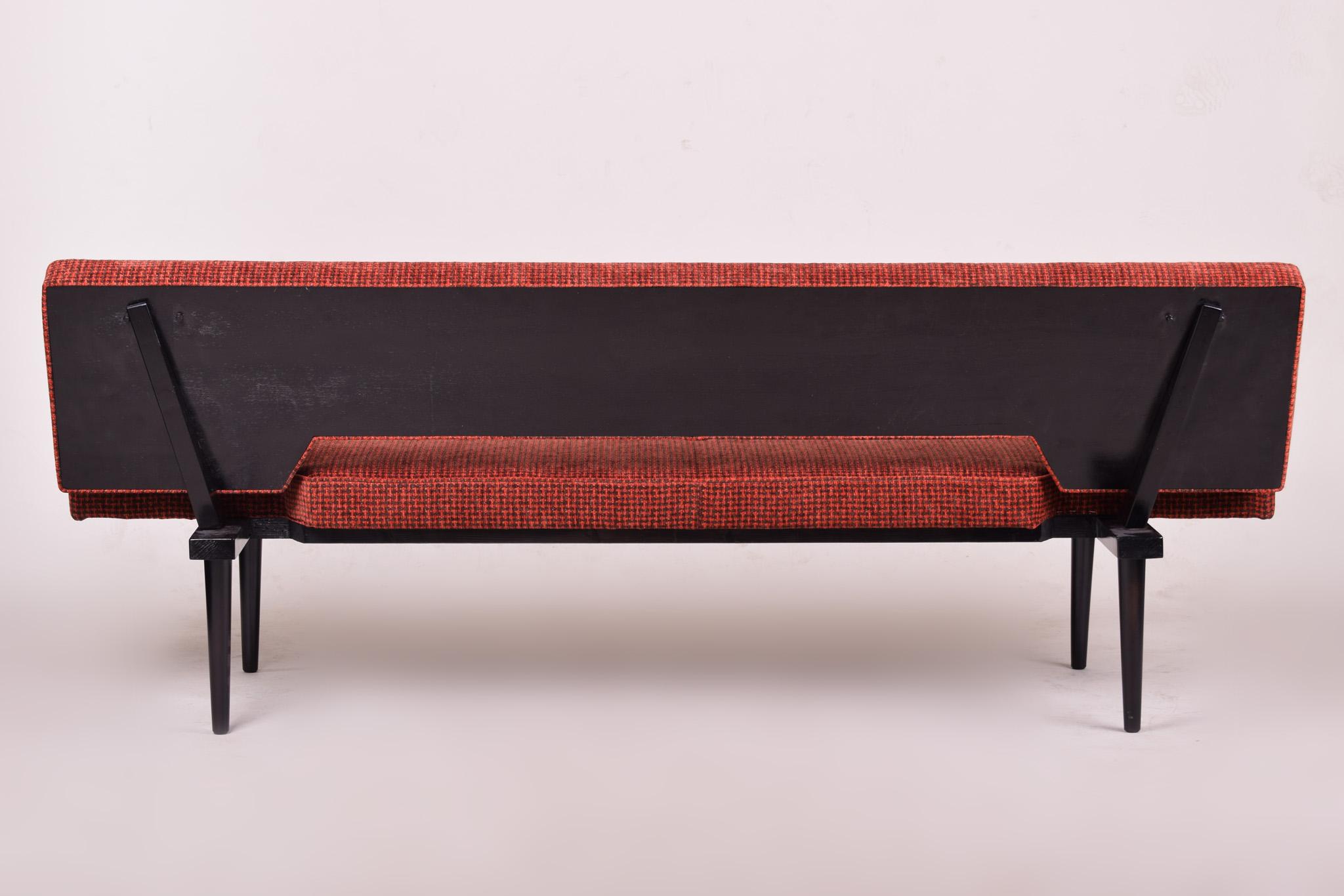 Modernes lachsfarbenes Sofa aus der Mitte des Jahrhunderts, hergestellt und entworfen 1962 von Miroslav Navratil im Angebot 2
