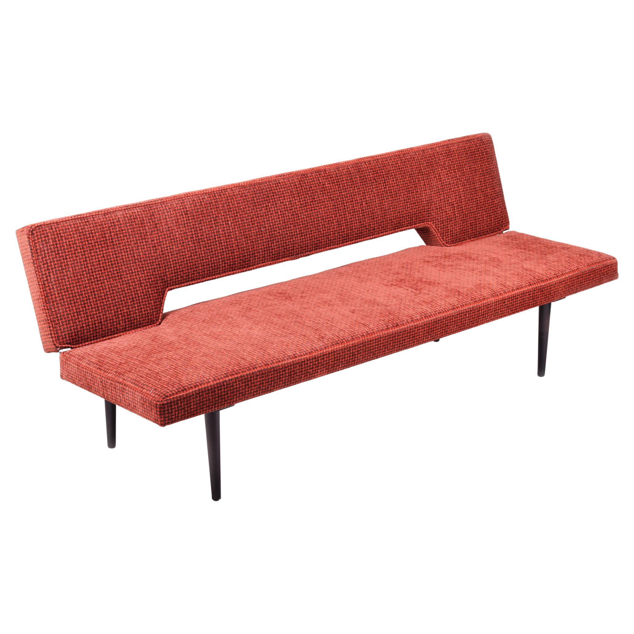 Modernes lachsfarbenes Sofa aus der Mitte des Jahrhunderts, hergestellt und entworfen 1962 von Miroslav Navratil im Angebot