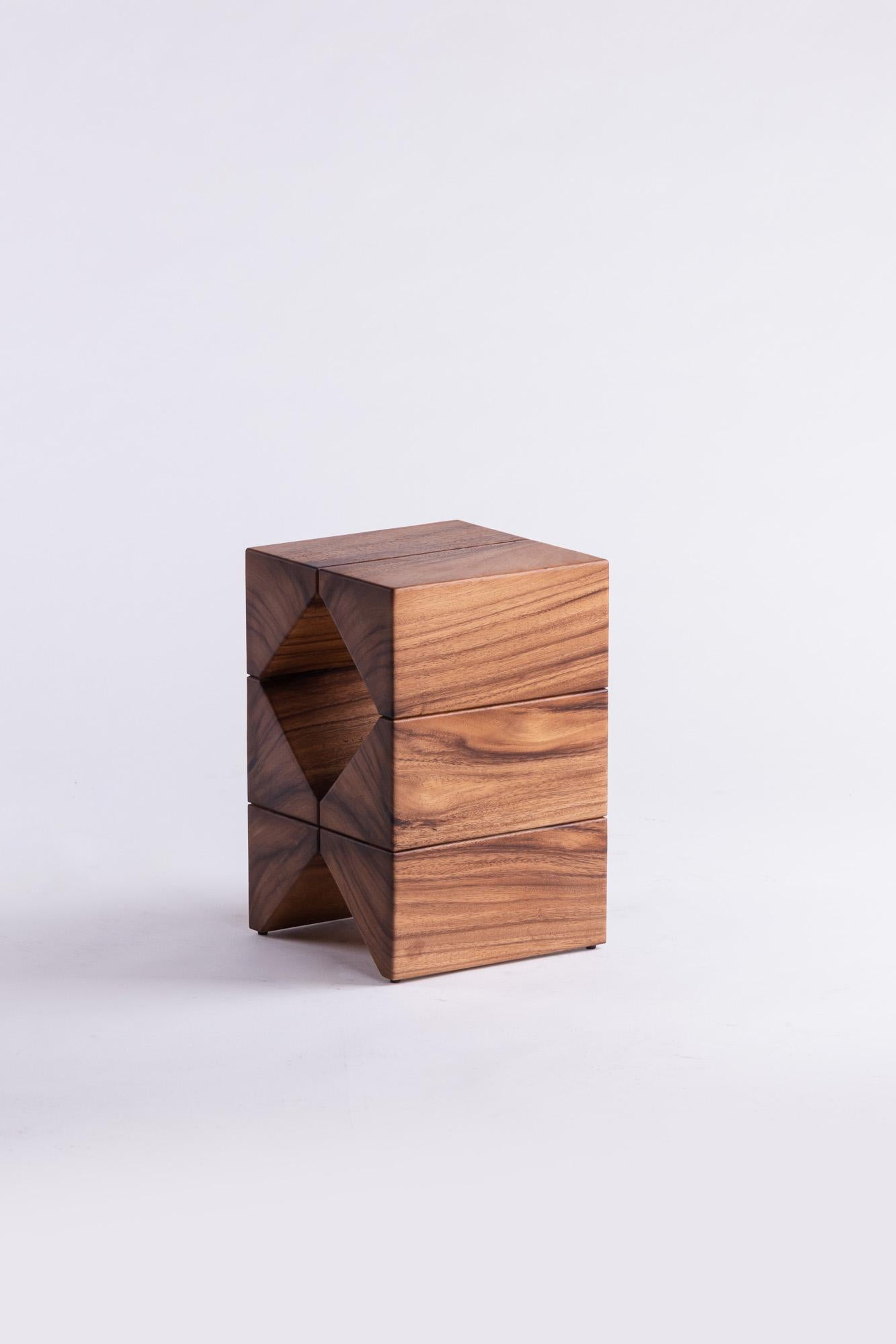 Mesa Auxiliar Salmón, Madera Natural de Vaina de Mono Moderno en venta