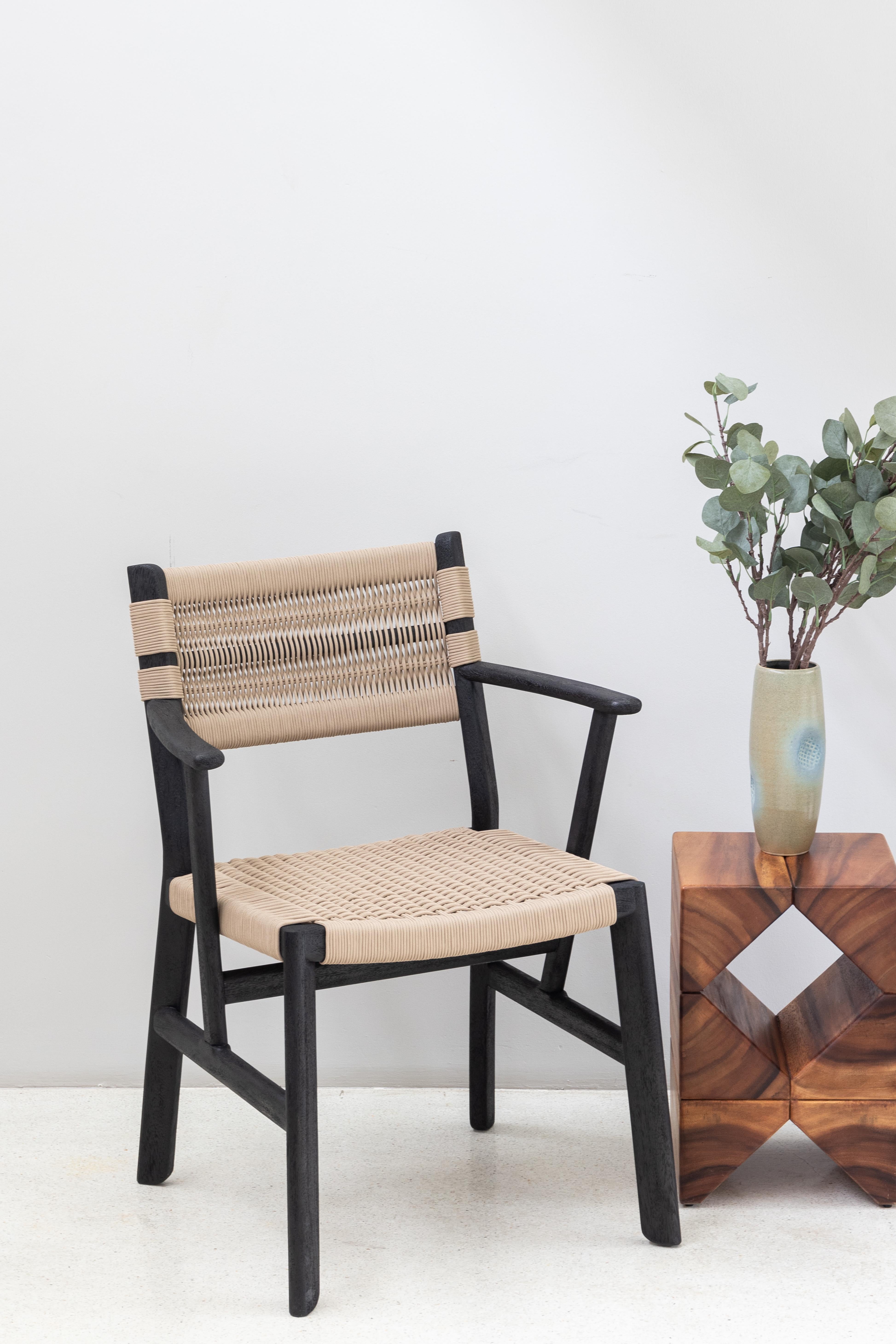 Mesa Auxiliar Salmón, Madera Natural de Vaina de Mono Siglo XXI y contemporáneo en venta