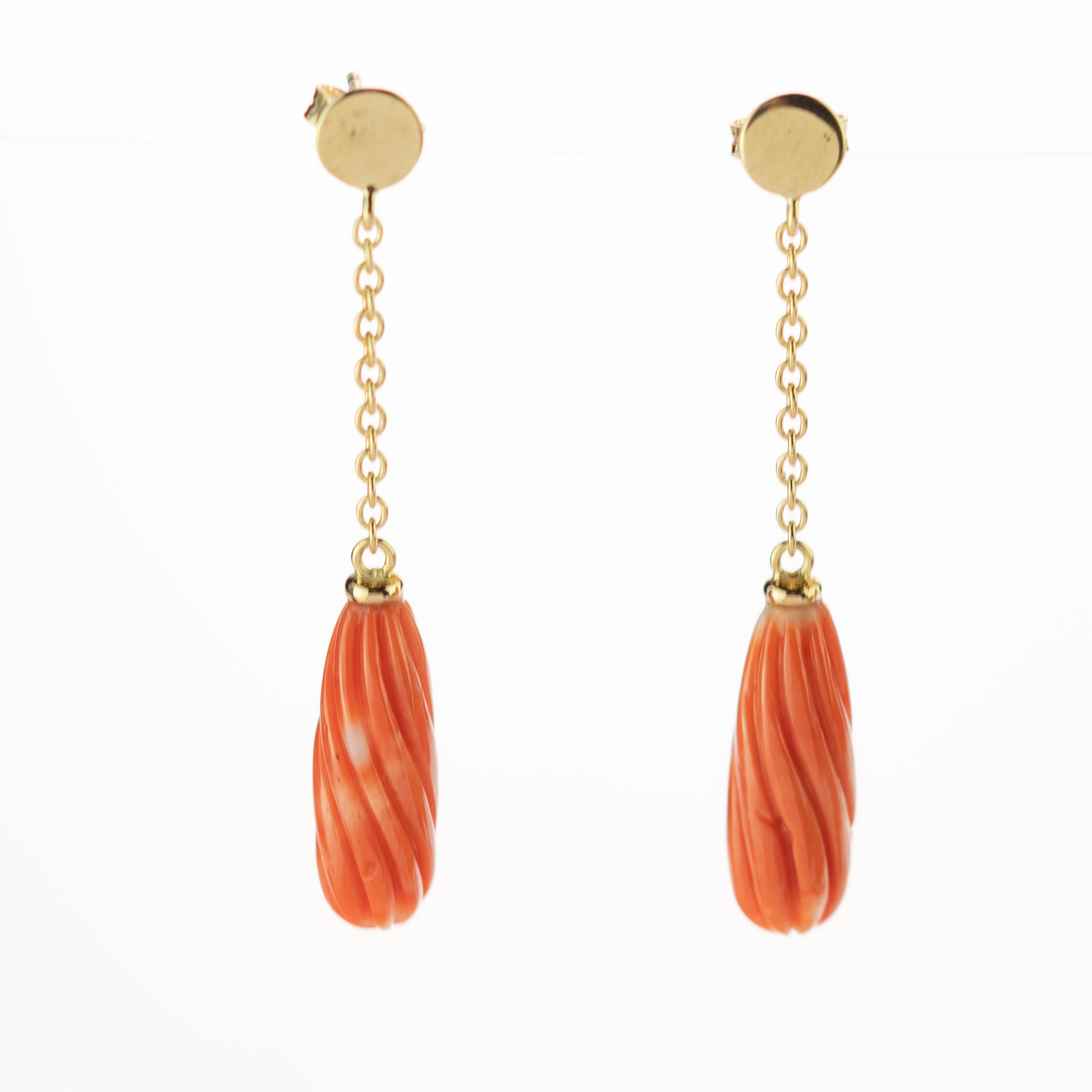 Salmon Natural Coral Carved Long Drop 18 Karat Gold Dangle Deco Intini Earrings In New Condition For Sale In Milano, IT